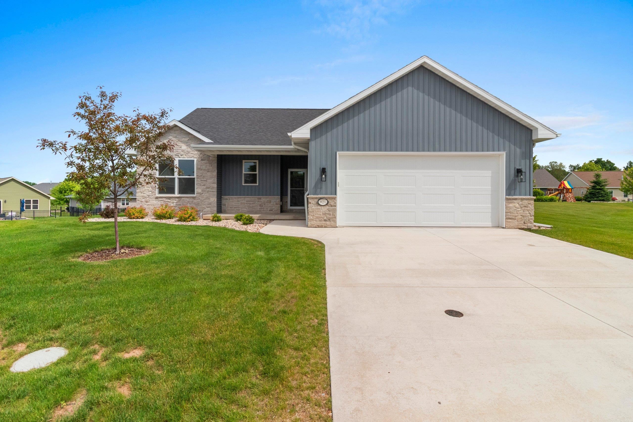 920 Clover Ct, Menasha, WI 54952