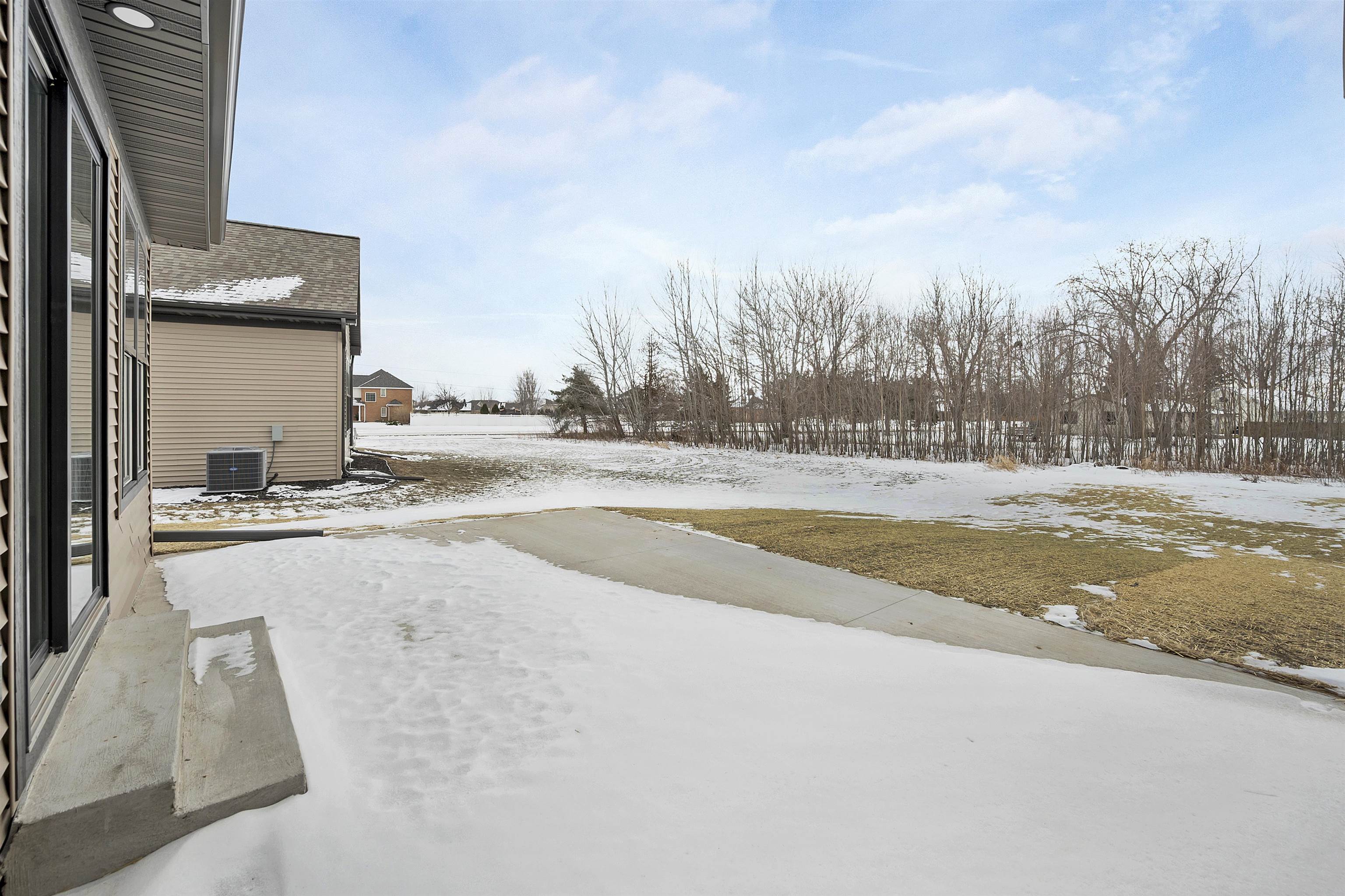 1617 N Honeysuckle Cir, De Pere, WI 54115