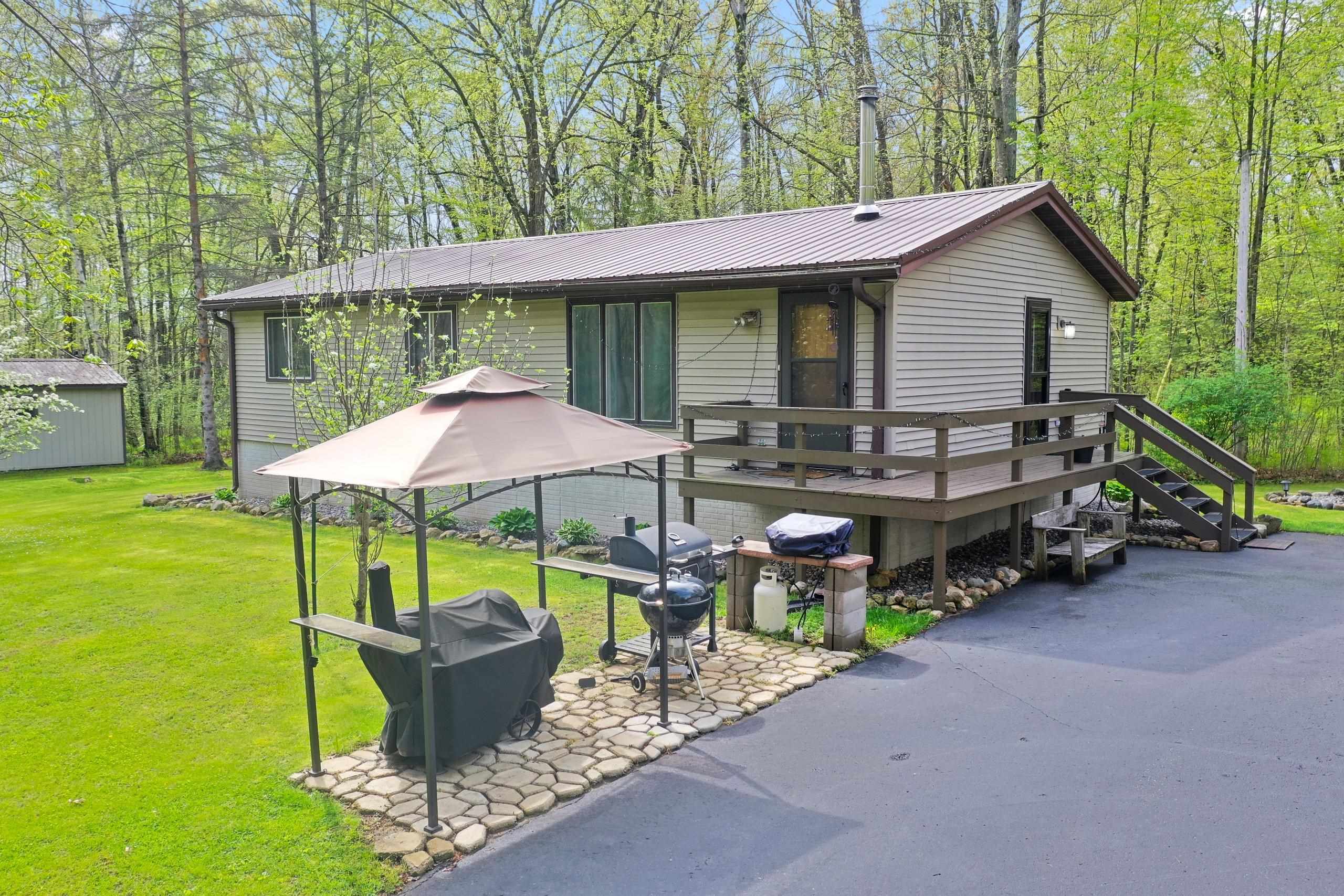 N6828 Springbrook Rd, Cecil, WI 54111