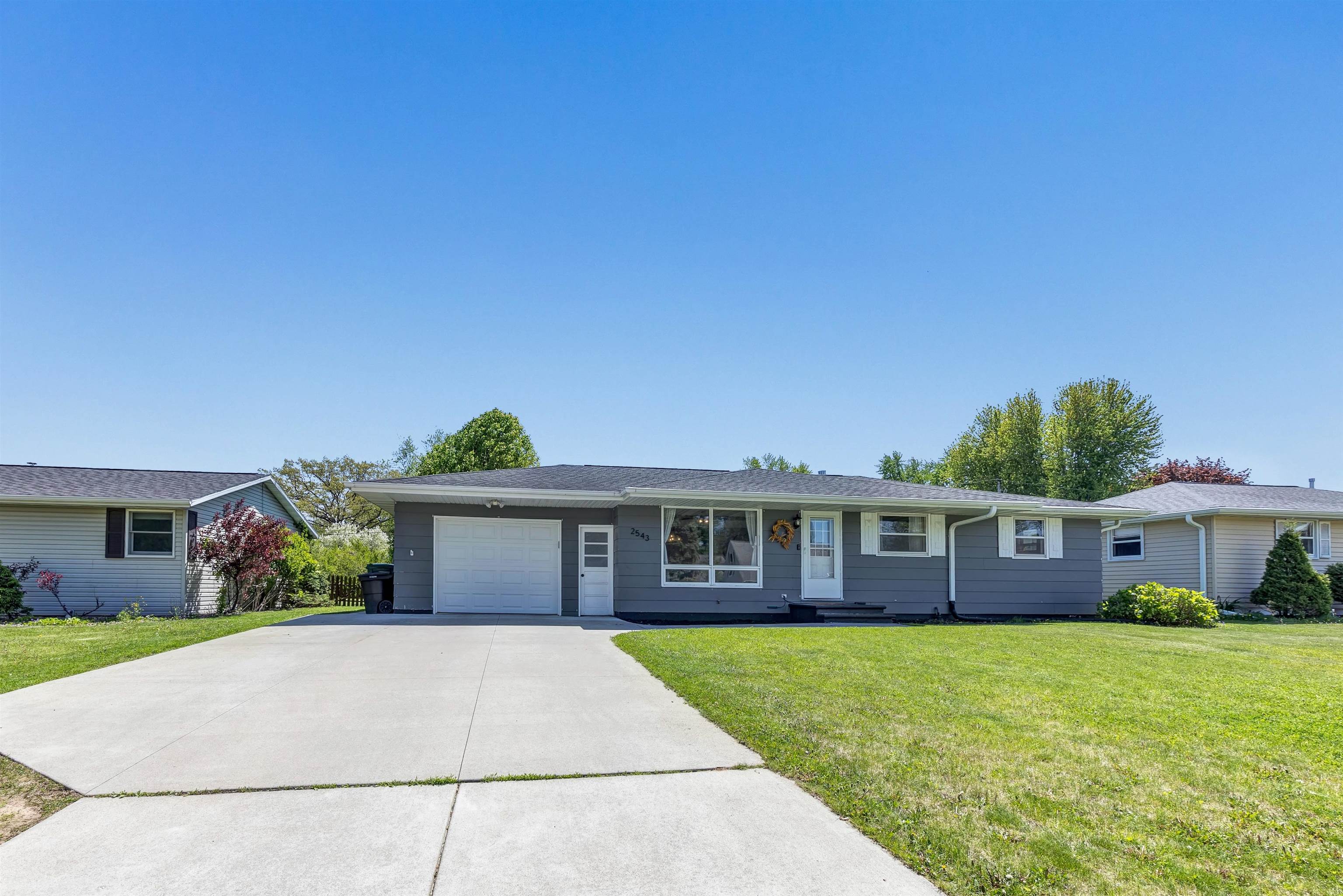2543 Shade Tree Ln, Green Bay, WI 54313