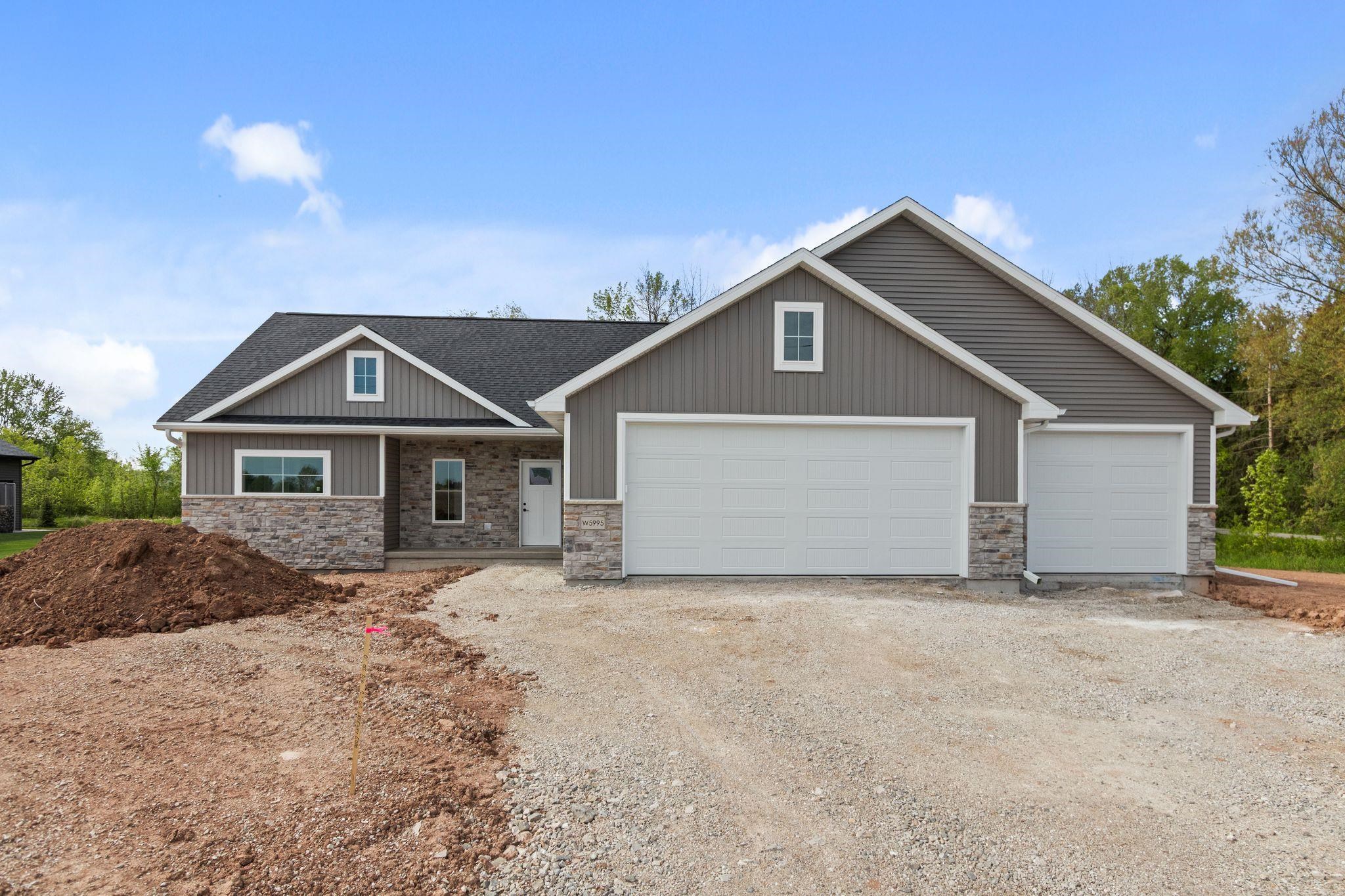 W5995 Woodland Rd, Menasha, WI 54952