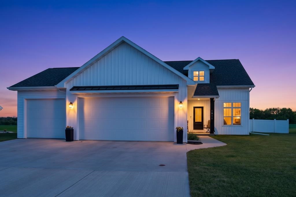 1911 White Dove Ln, Kaukauna, WI 54130