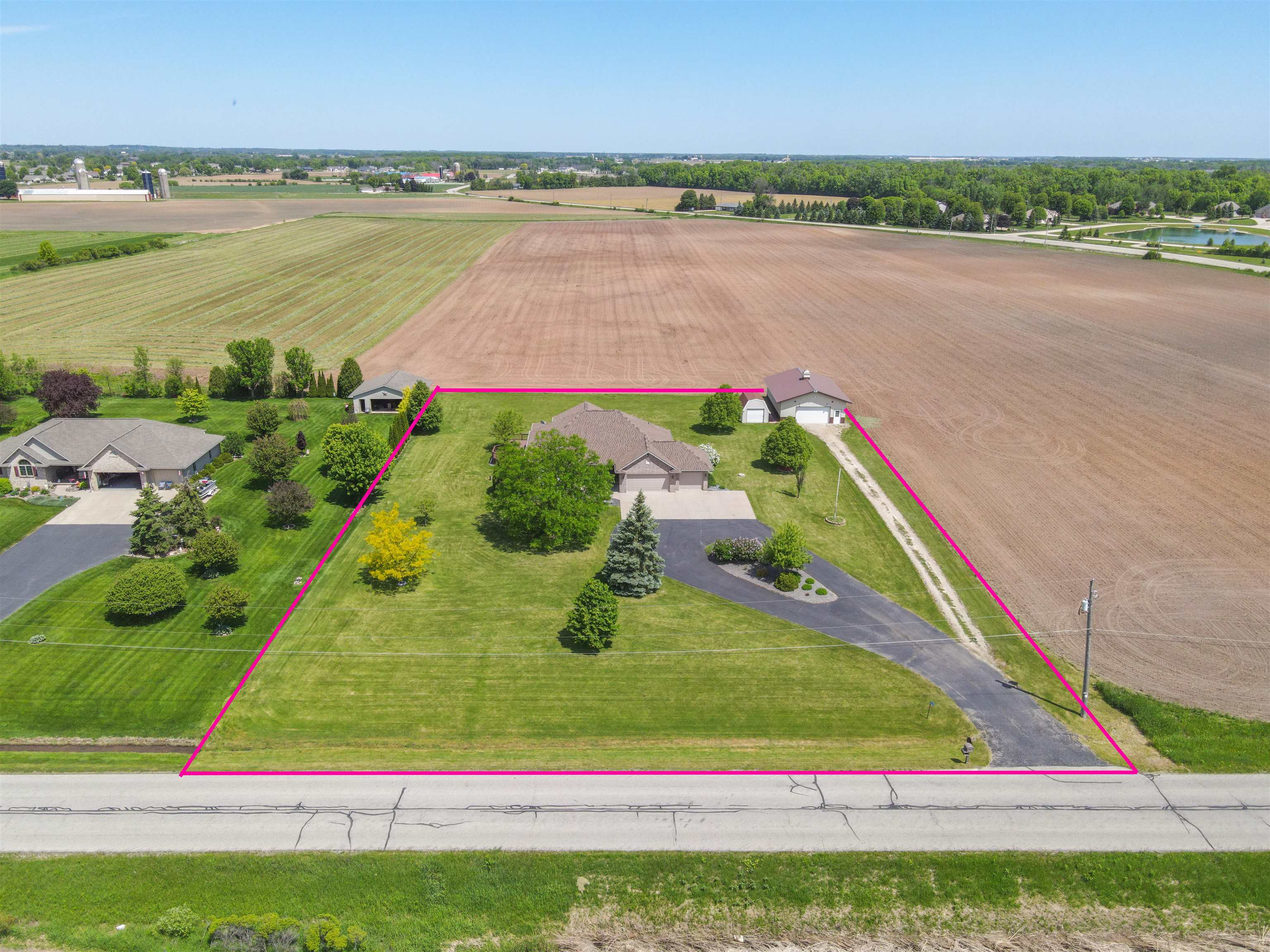 W2048 Evergreen Dr, Kaukauna, WI 54130