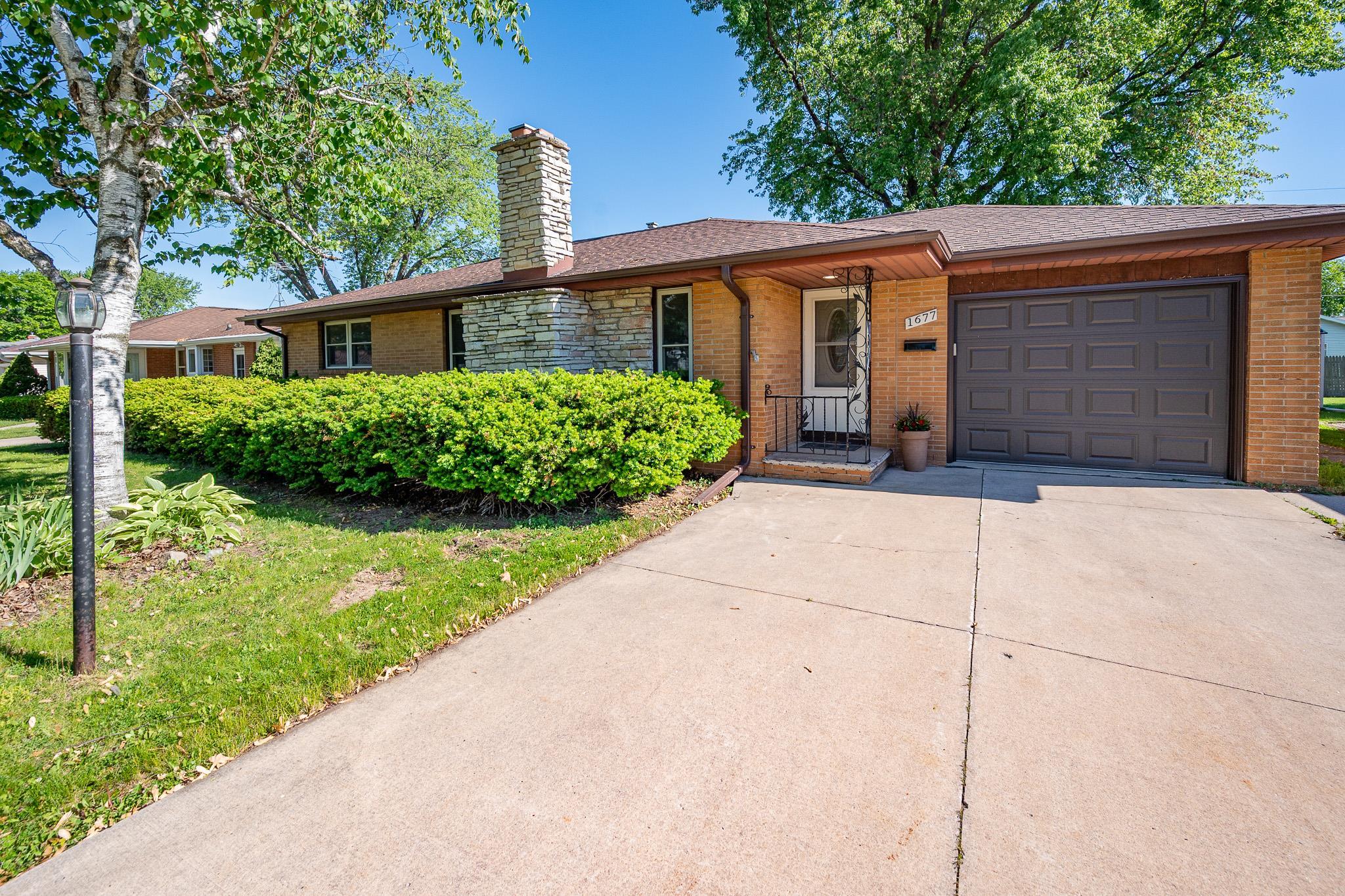 1677 Lilac Ln, Green Bay, WI 54302