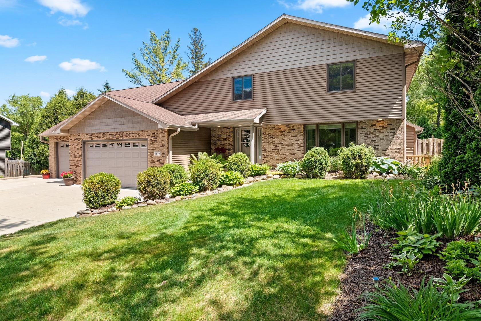 2447 Parkwood Dr, Green Bay, WI 54304-1913