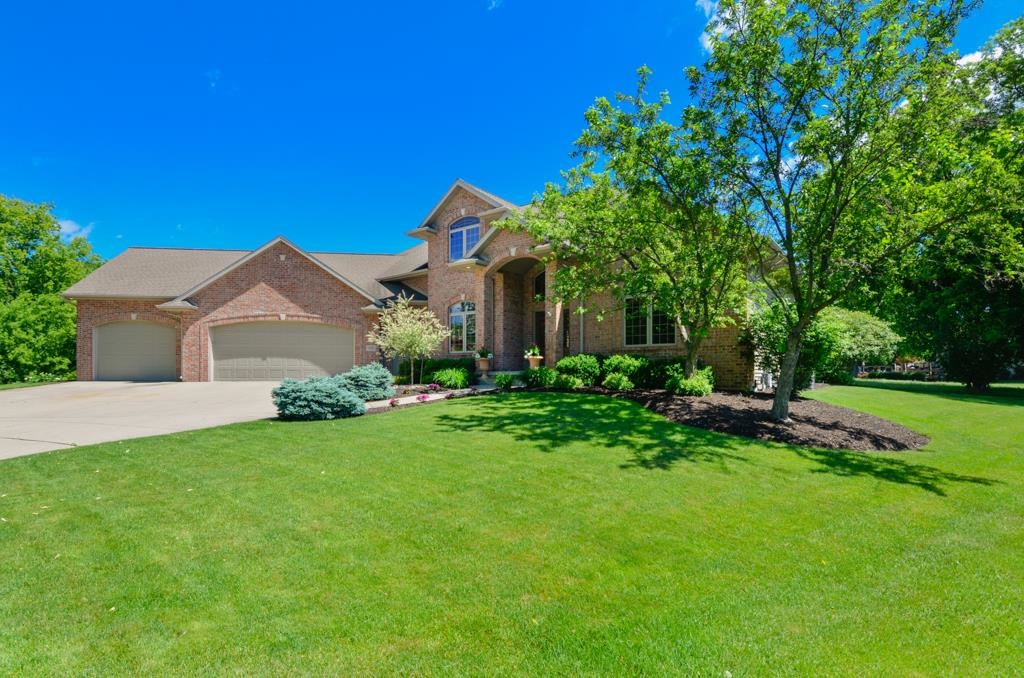 1521 Royal Crown Ct, Green Bay, WI 54313