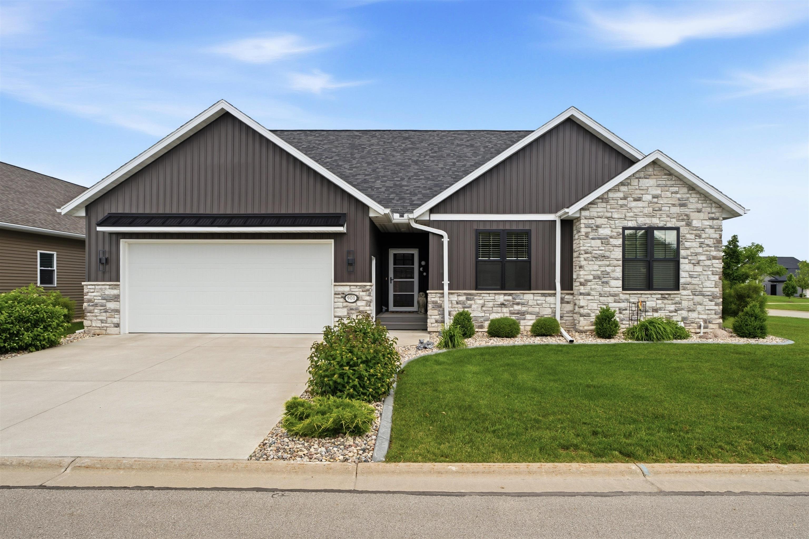 901 Clover Ct, Menasha, WI 54952