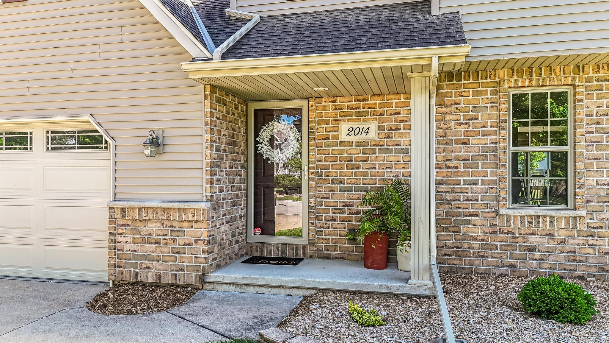 2014 Charles St, De Pere, WI 54115