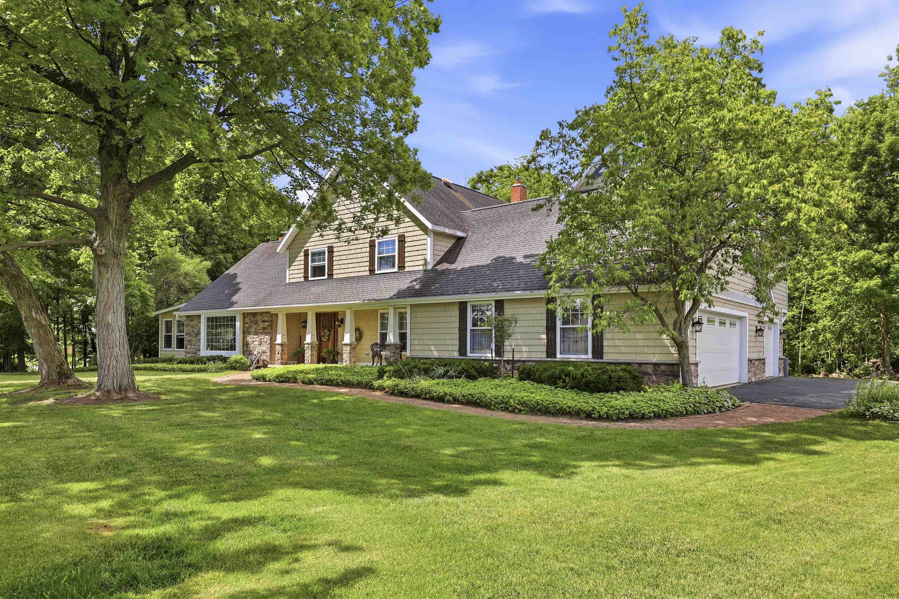 W2530 Brookhaven Dr, Appleton, WI 54915