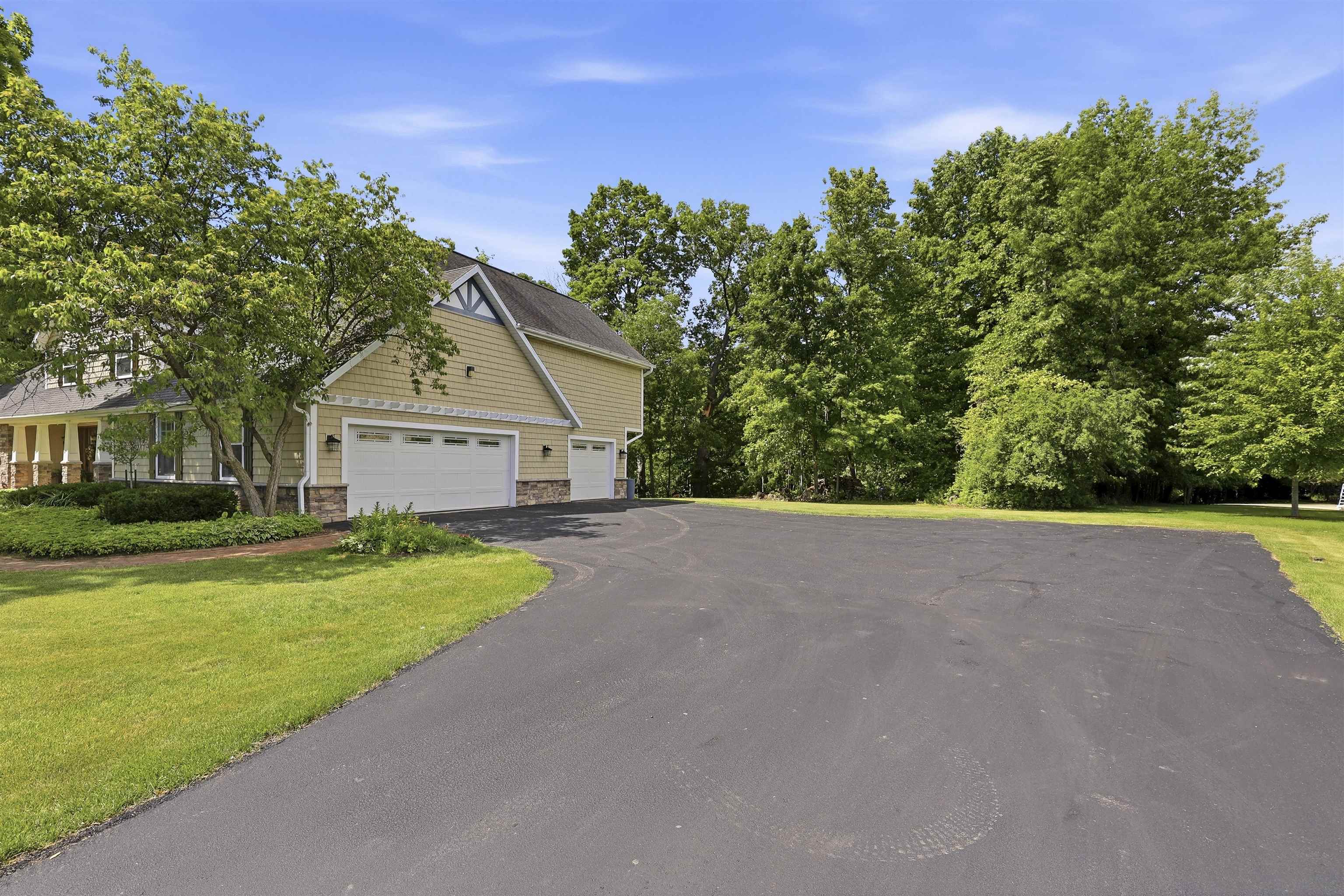 W2530 Brookhaven Dr, Appleton, WI 54915