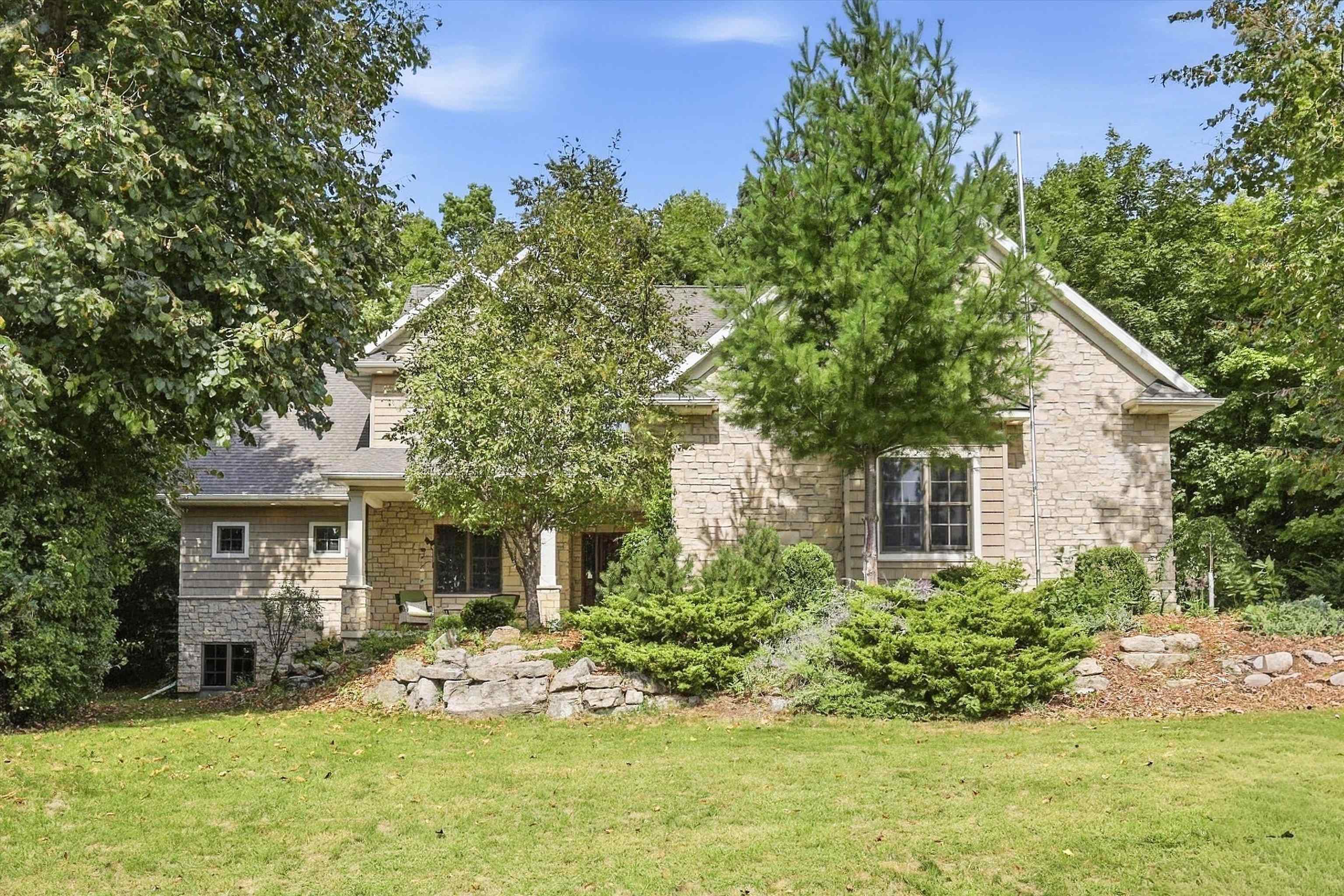 1387 Radcliff Rd, Neenah, WI 54956