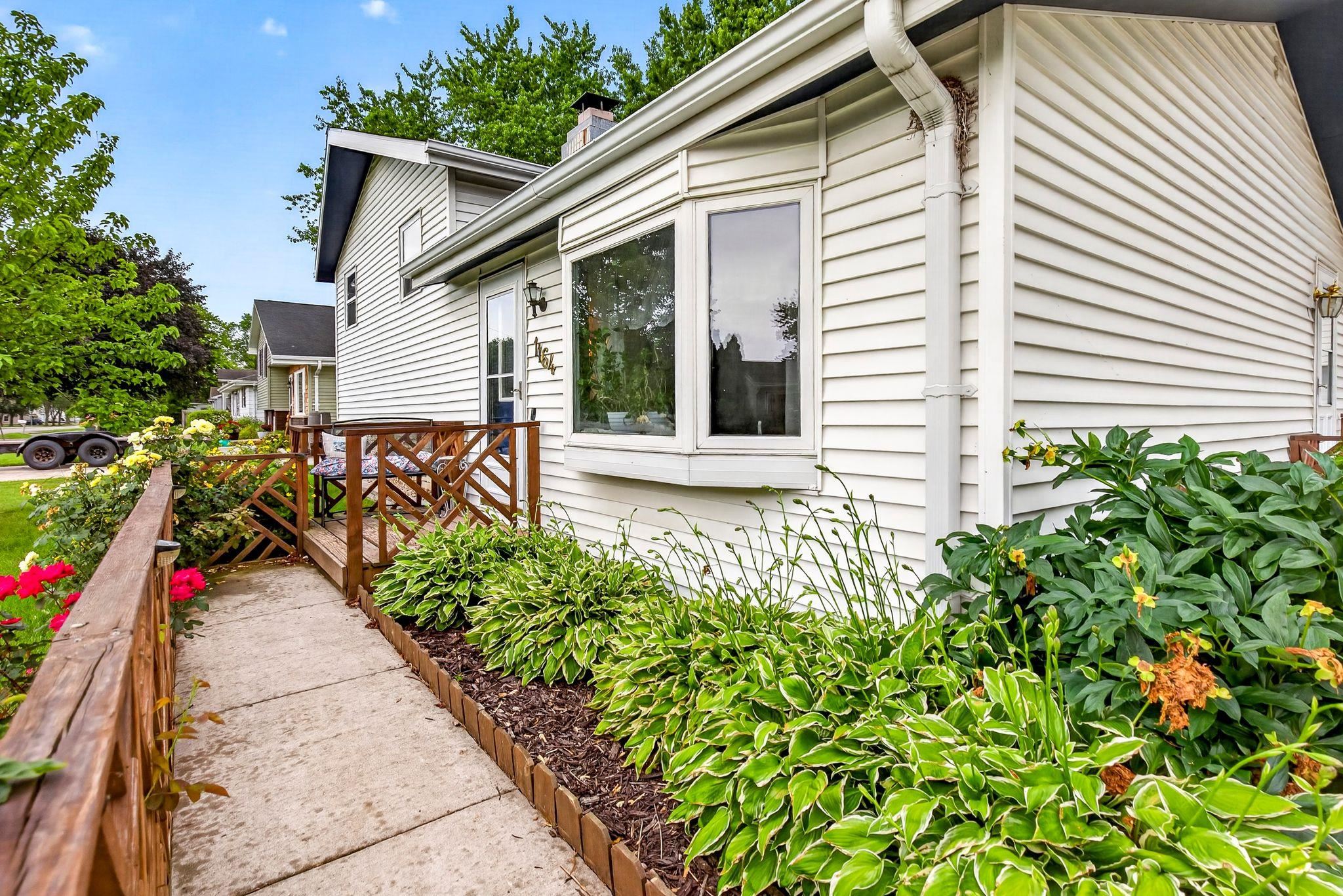 1164 Mayer St, Menasha, WI 54952