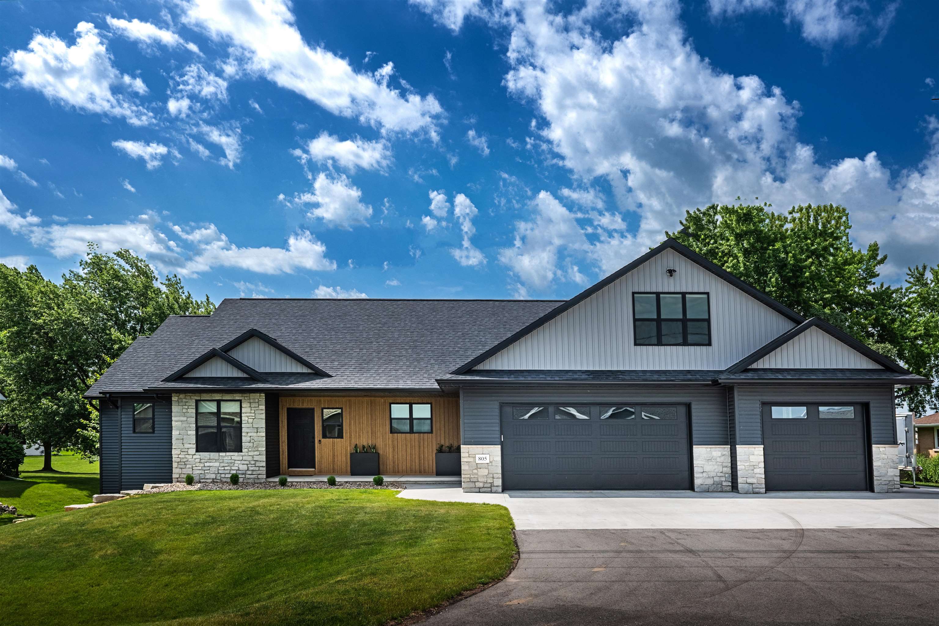 805 E Evergreen Dr, Kaukauna, WI 54130