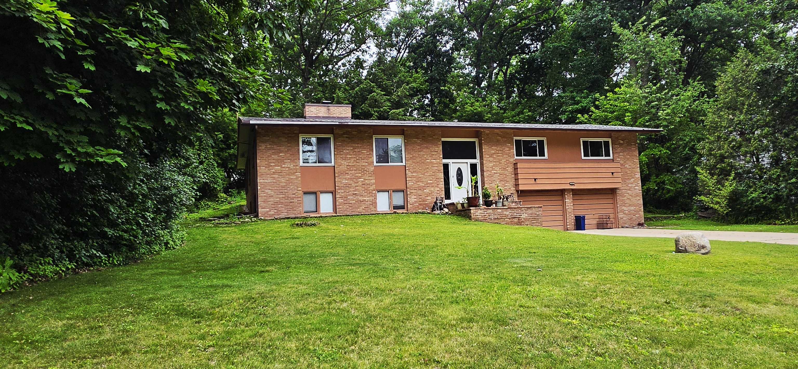 2450 Brenner Pl, Green Bay, WI 54301