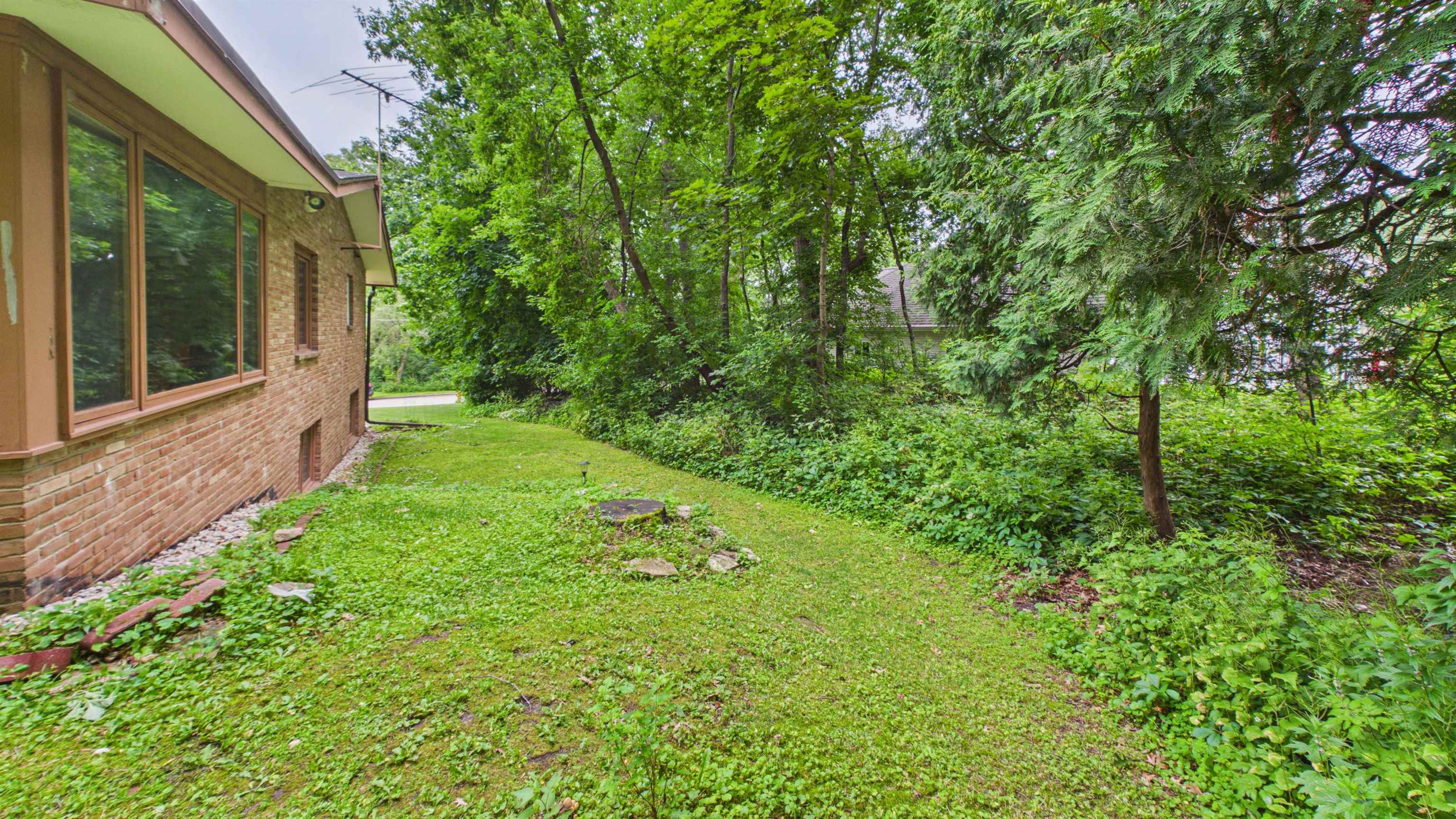 2450 Brenner Pl, Green Bay, WI 54301