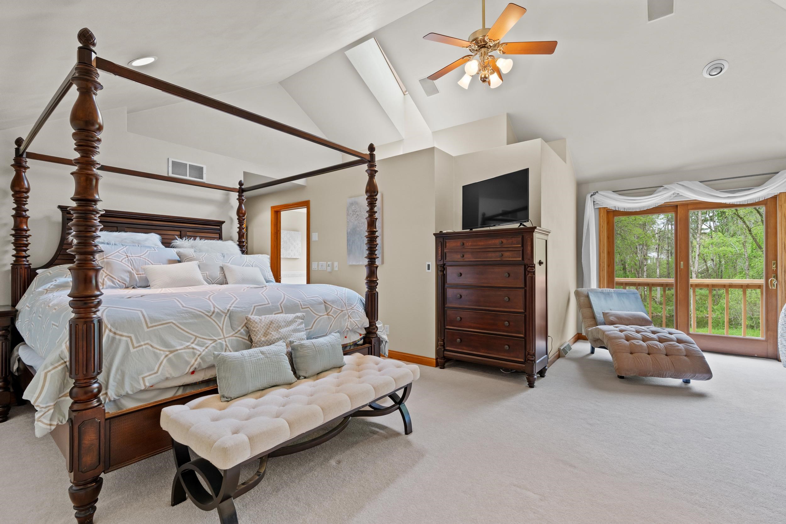 W8678 Hillview Rd, Hortonville, WI 54944