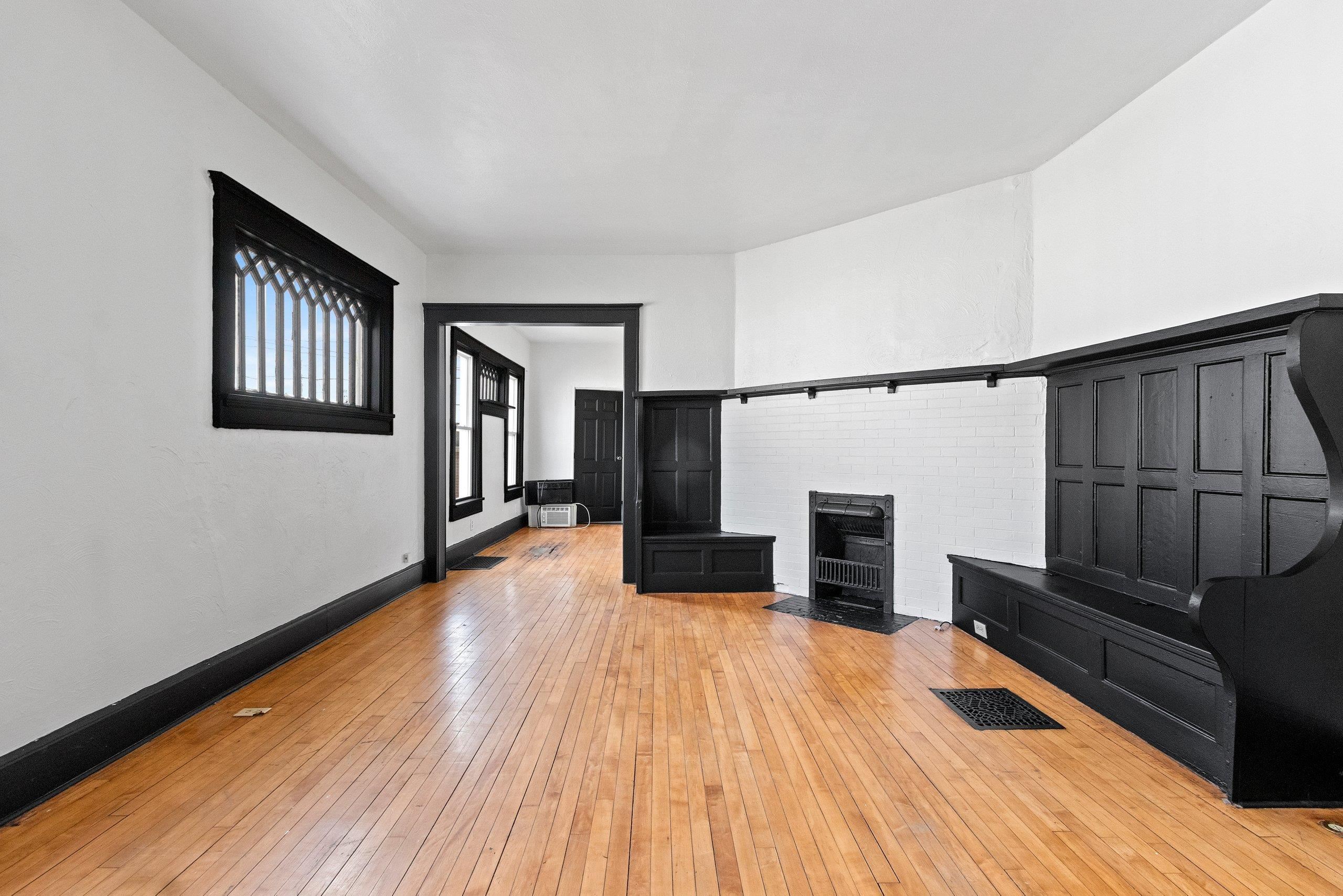 1207 S Broadway St, Green Bay, WI 54304-2742