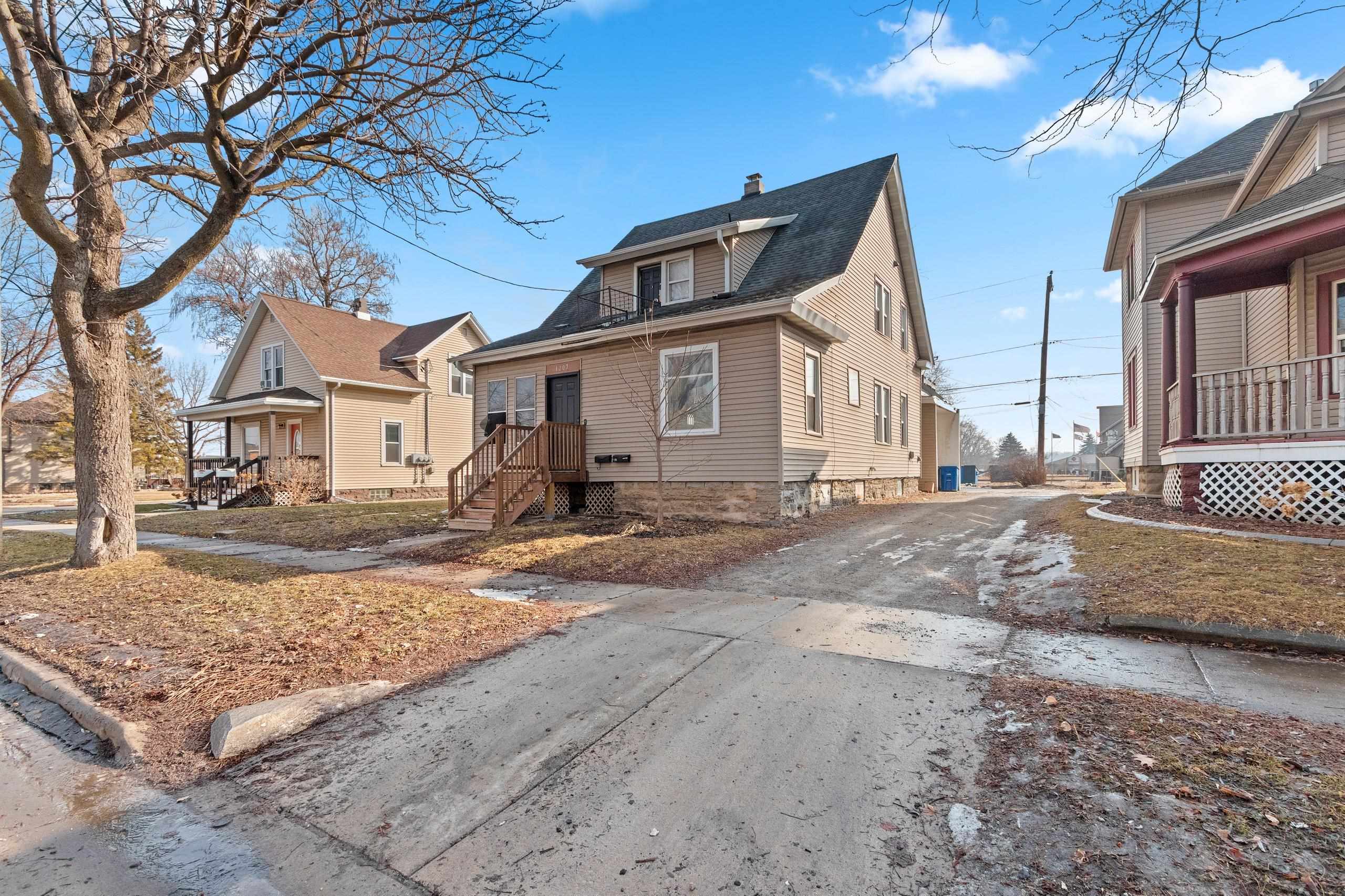 1207 S Broadway St, Green Bay, WI 54304-2742