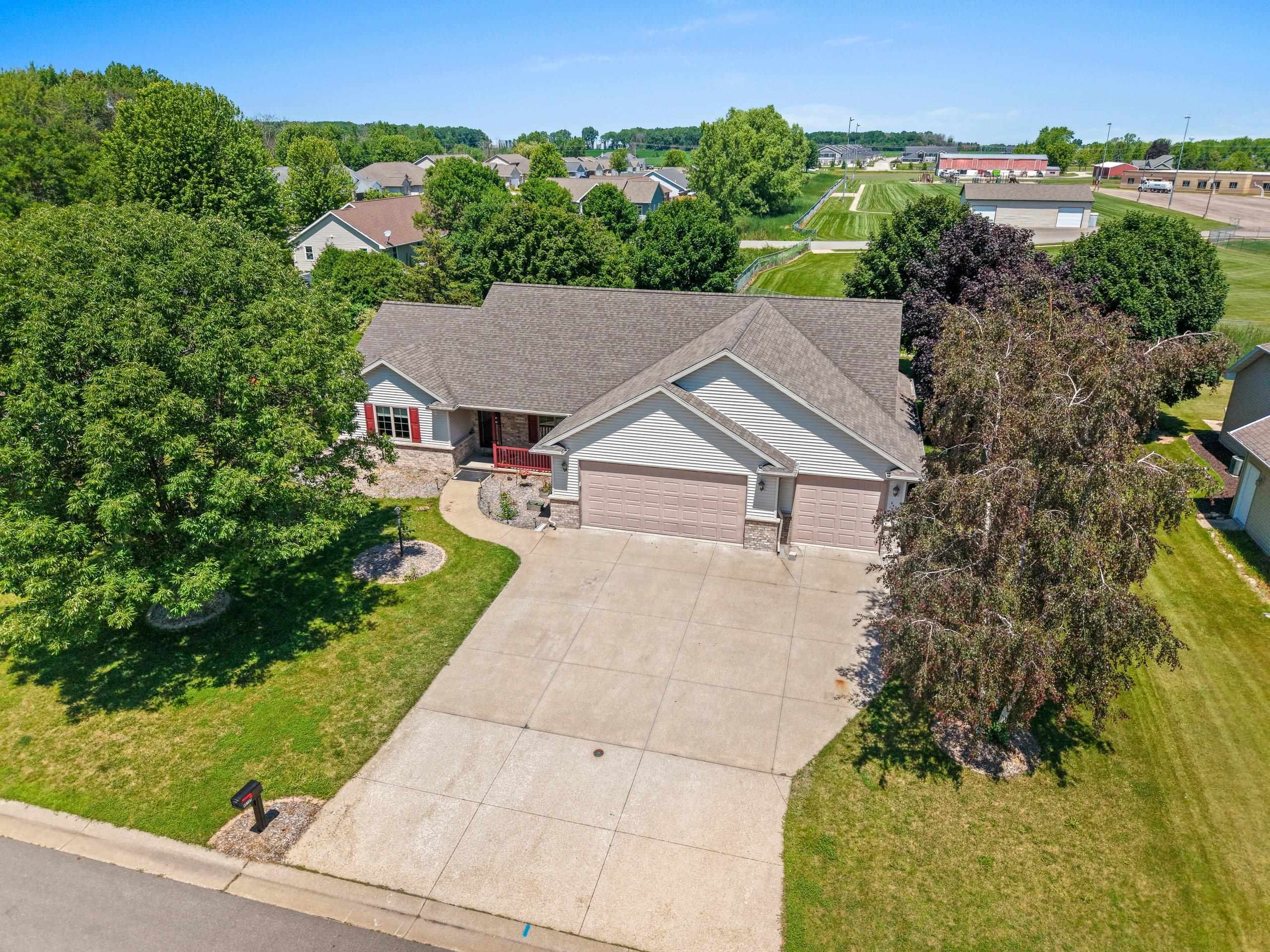 W6164 Shagbark Hickory Ln, Menasha, WI 54952