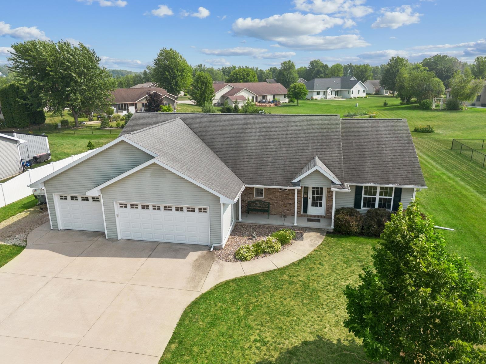 388 Wooden Shoe Cir, Kaukauna, WI 54130