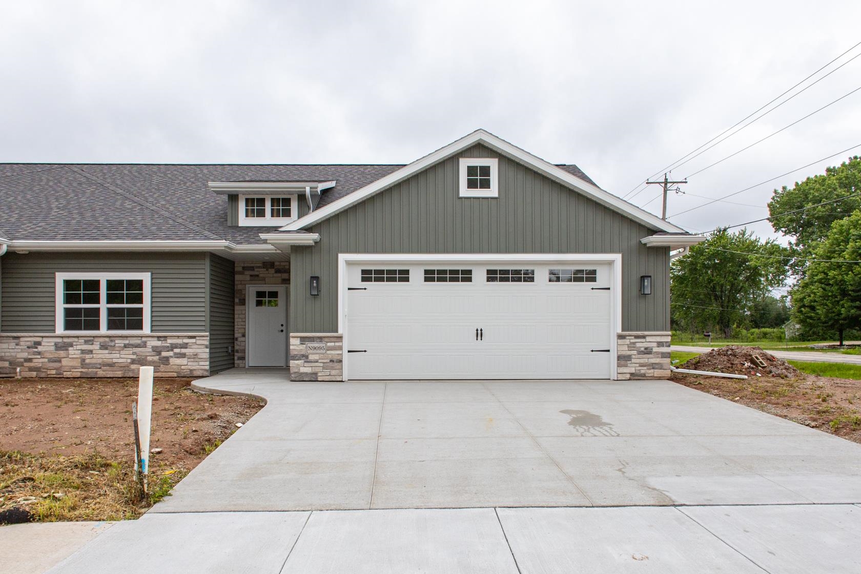N9095 Southtowne Dr, Menasha, WI 54952-2413