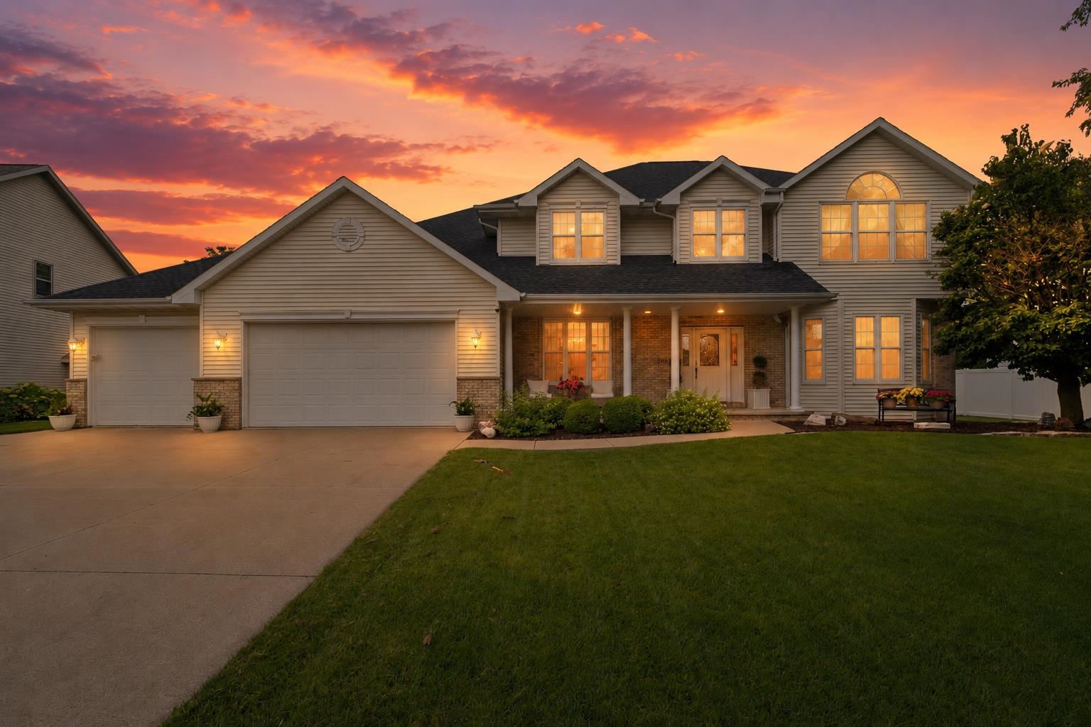 208 E Apple Creek Rd, Appleton, WI 54913