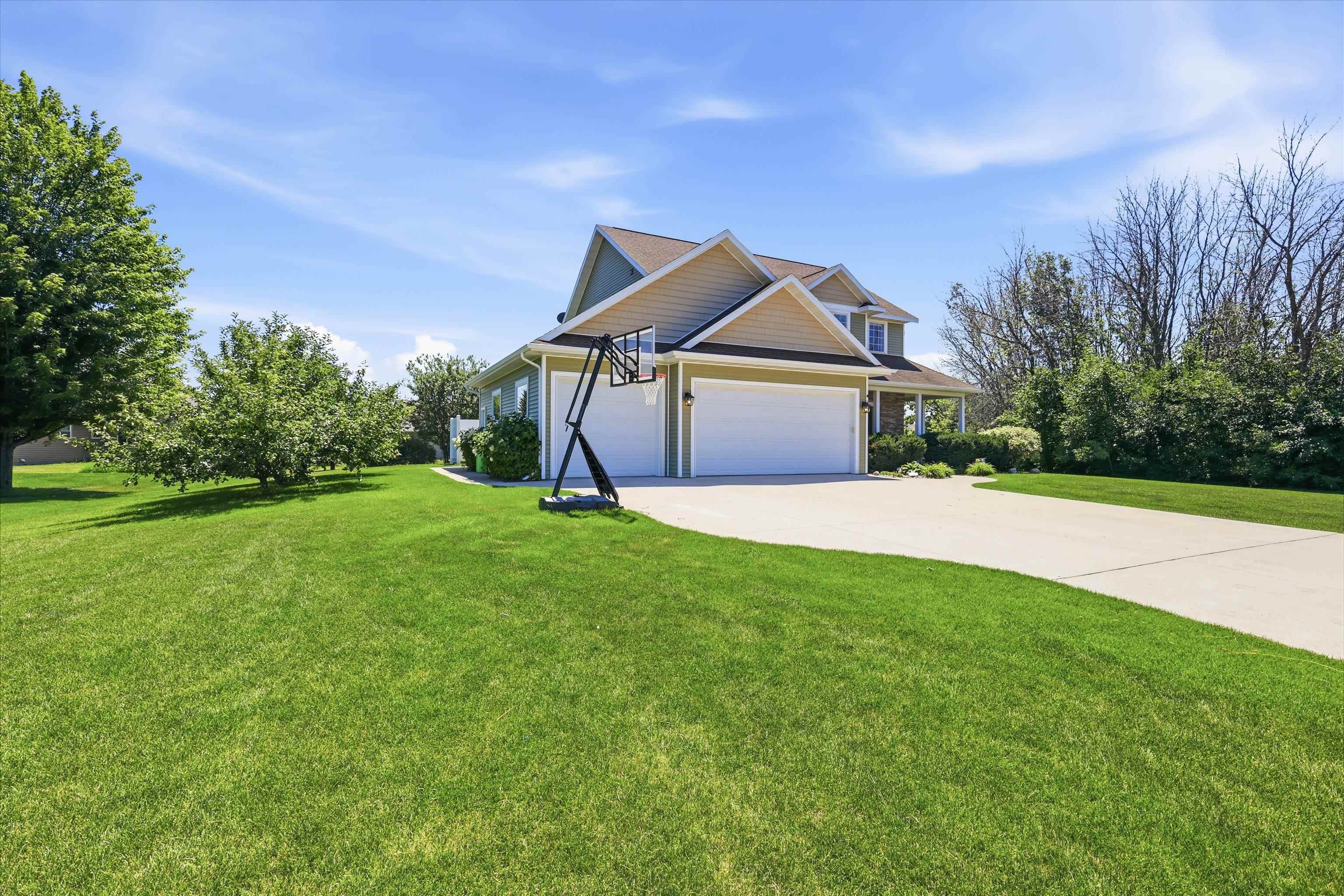 W5261 Arbor Vitae Ct, Sherwood, WI 54169