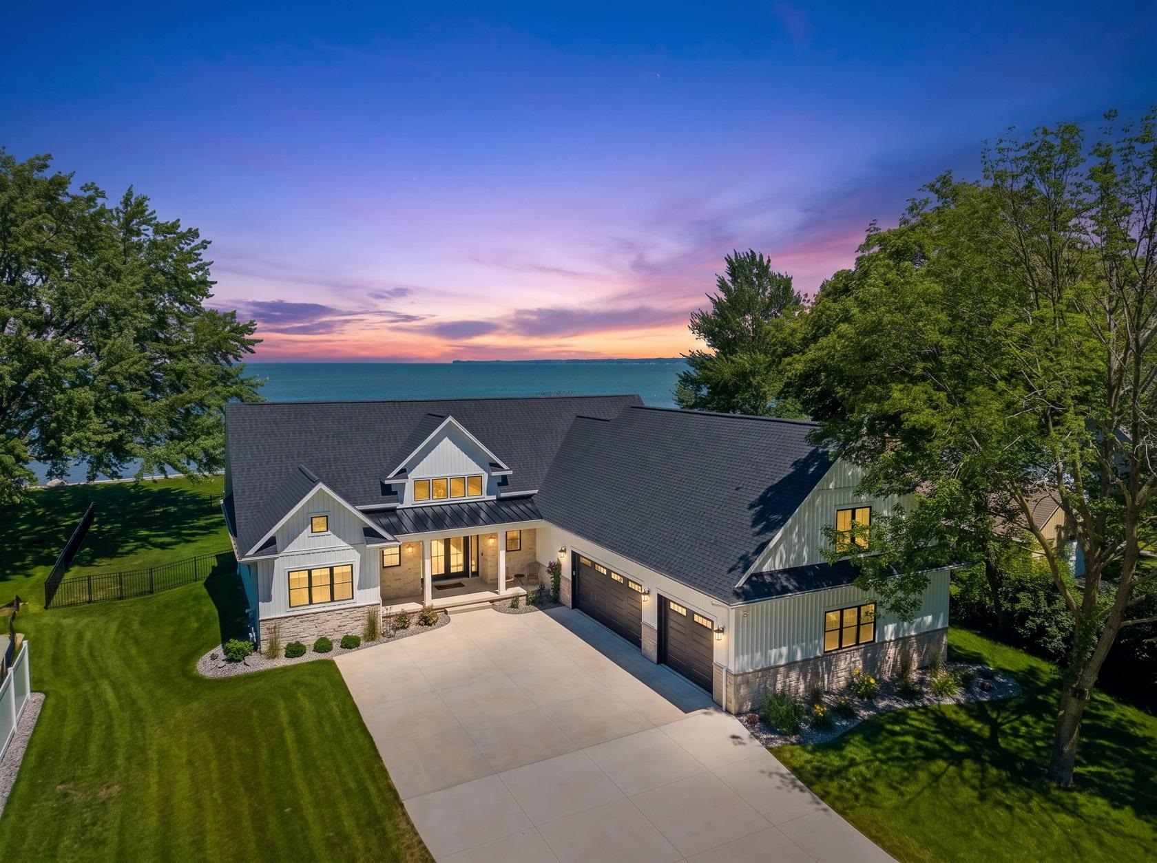 1751 East Shore Cir, Green Bay, WI 54302