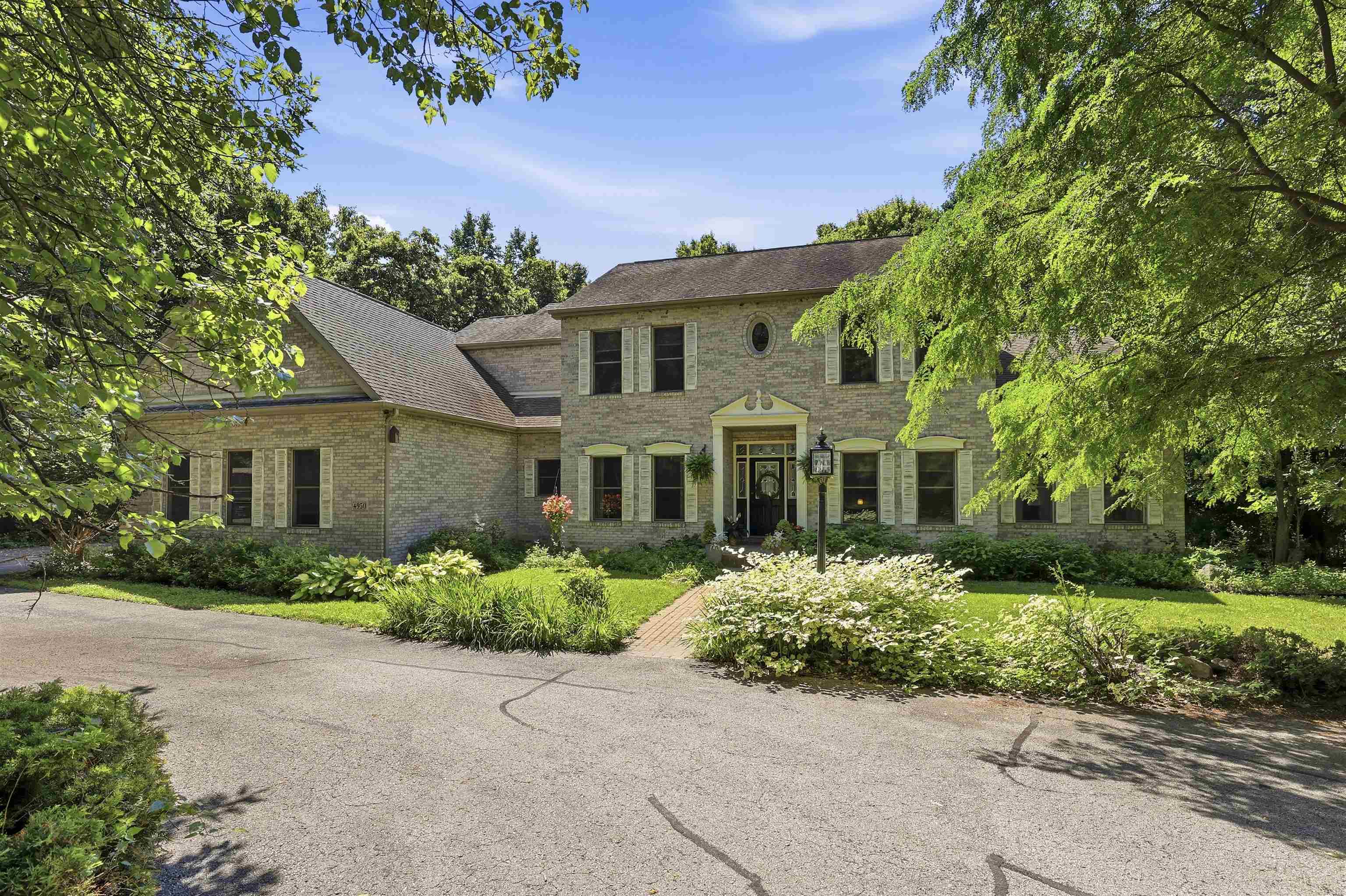 4950 Plummers Point Rd, Oshkosh, WI 54904-7048