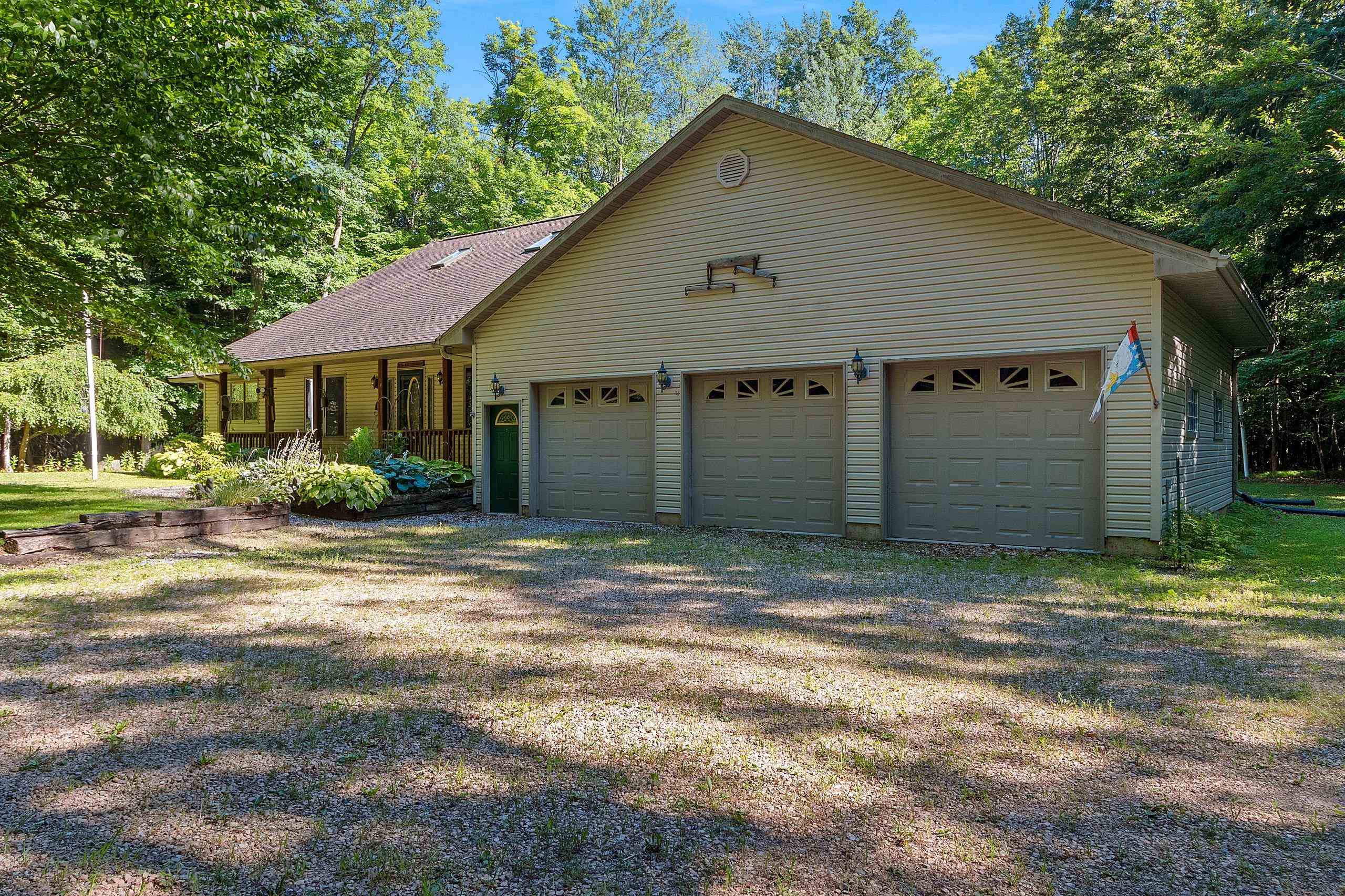 5262 Maple Ln, Oconto Falls, WI 54154