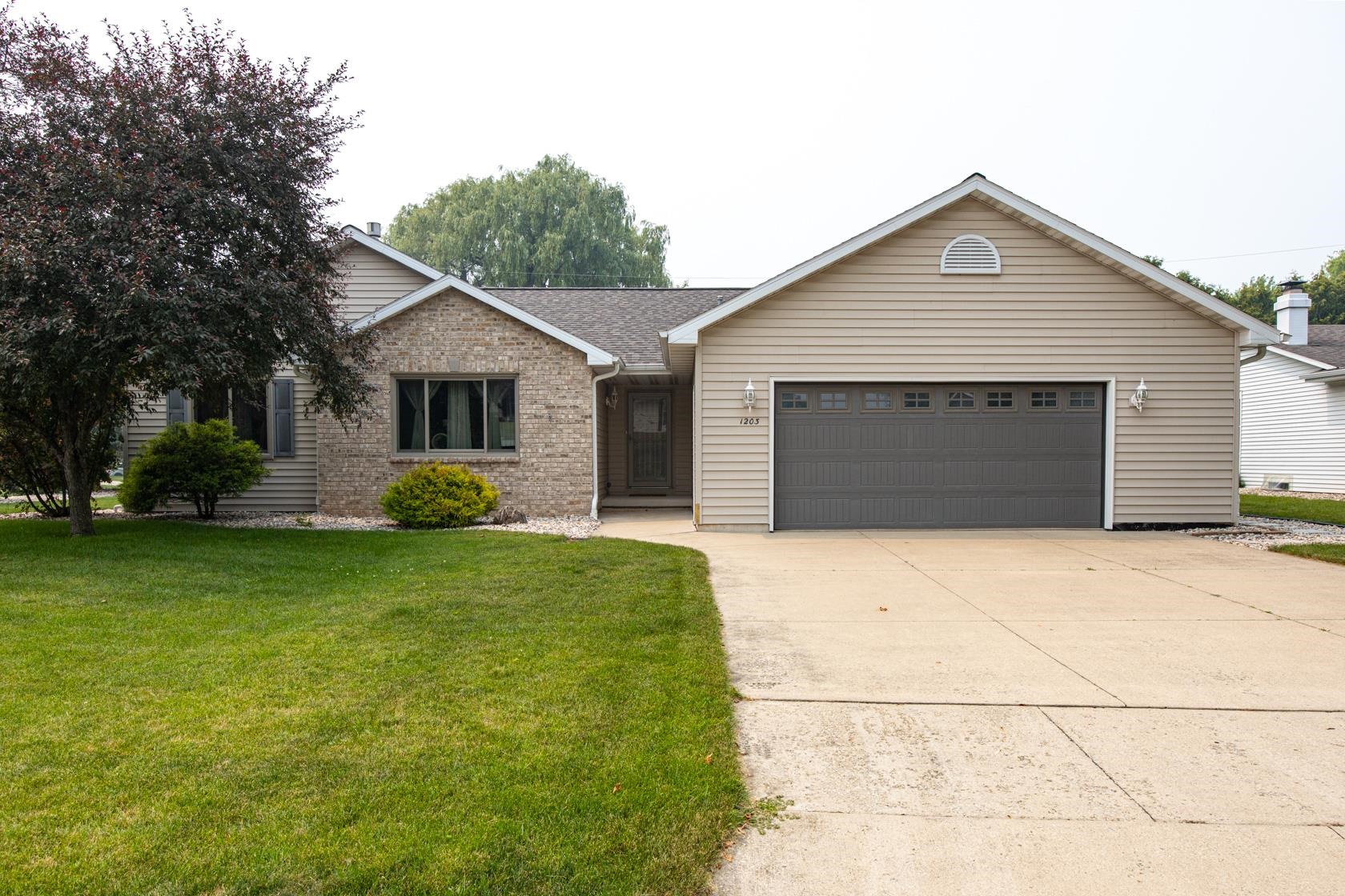 1203 Montclaire Ct, Appleton, WI 54915
