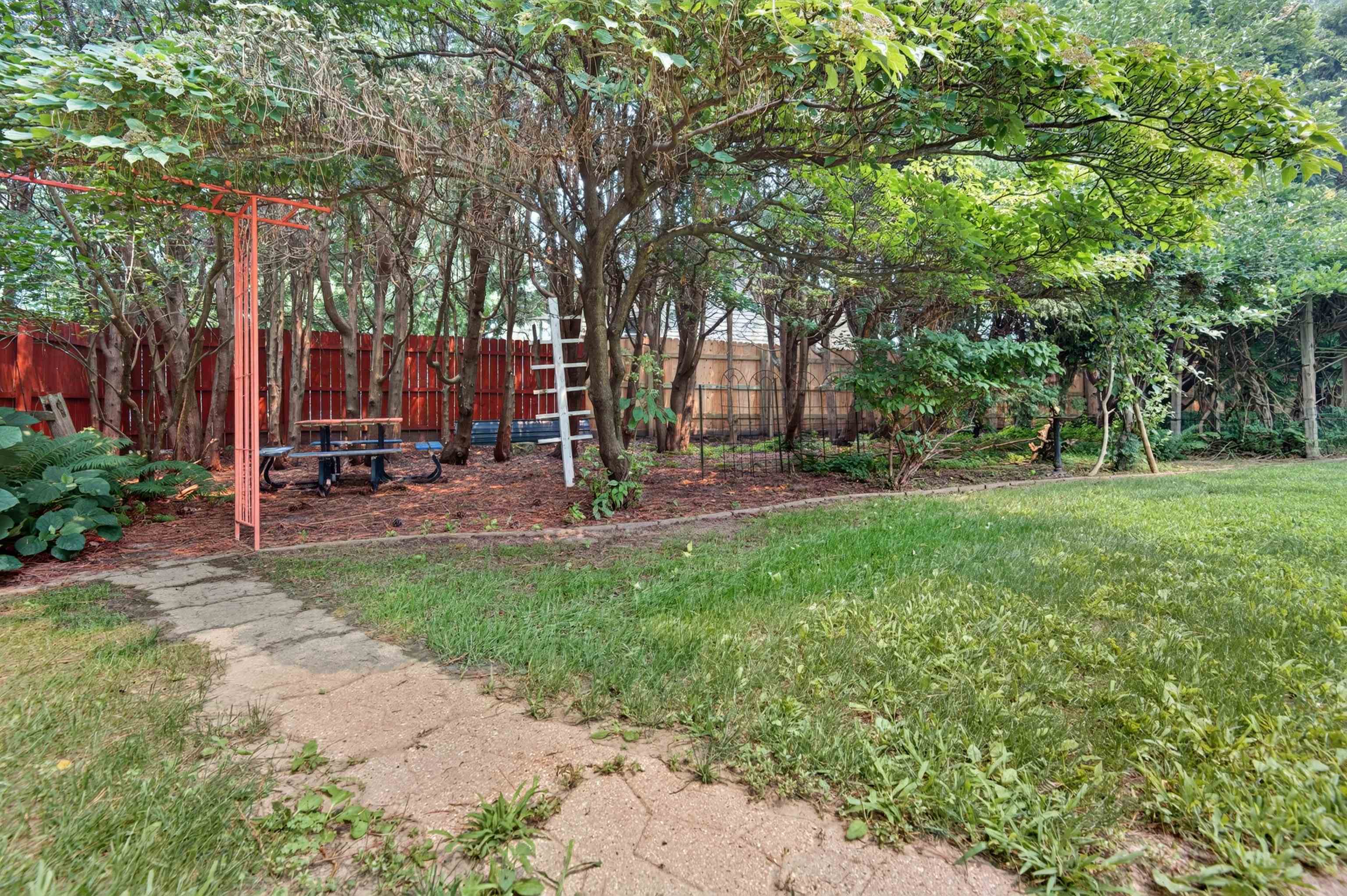 511 S Superior Rd, Green Bay, WI 54311-7558
