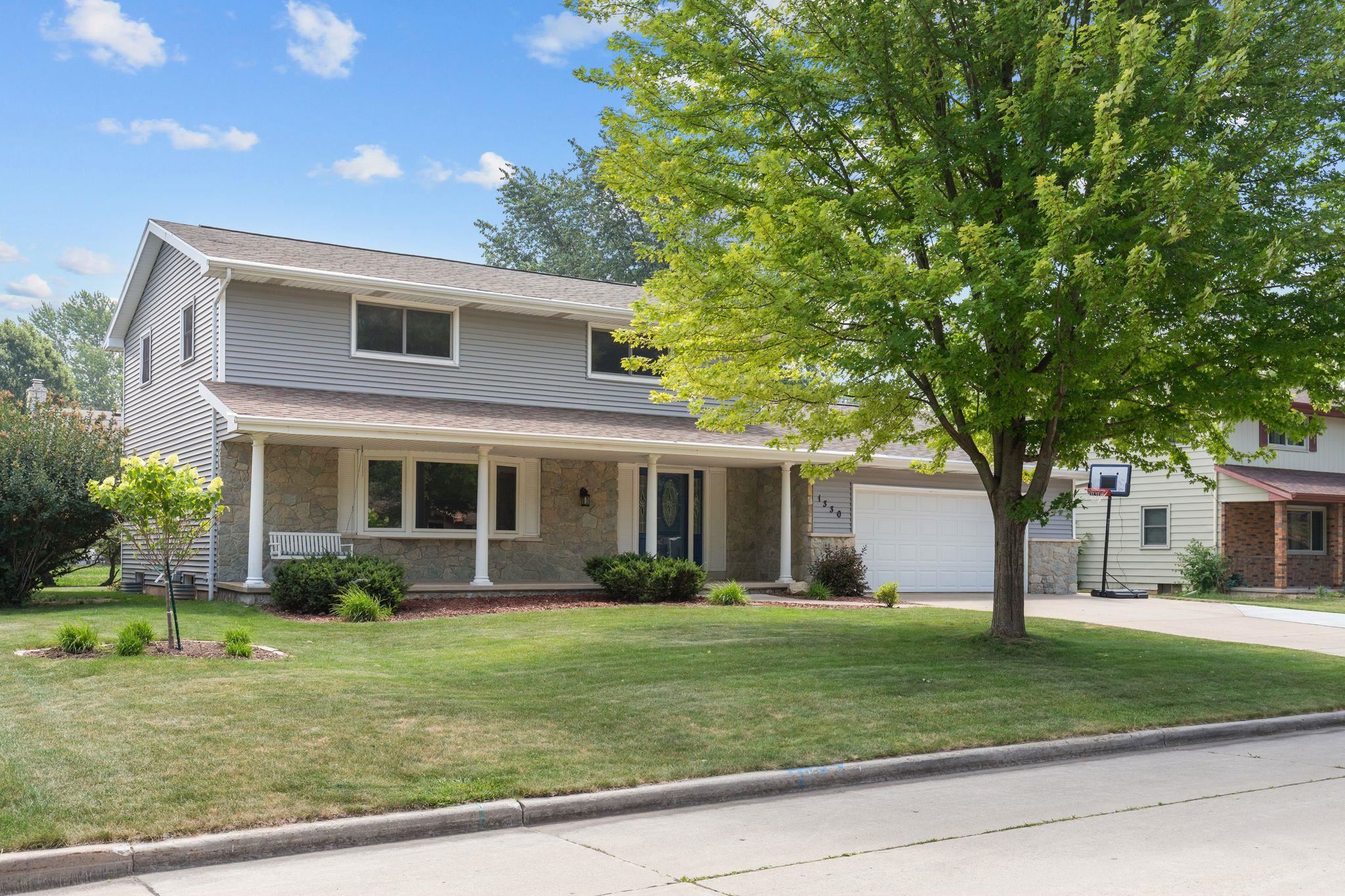1330 N Briarcliff Dr, Appleton, WI 54915