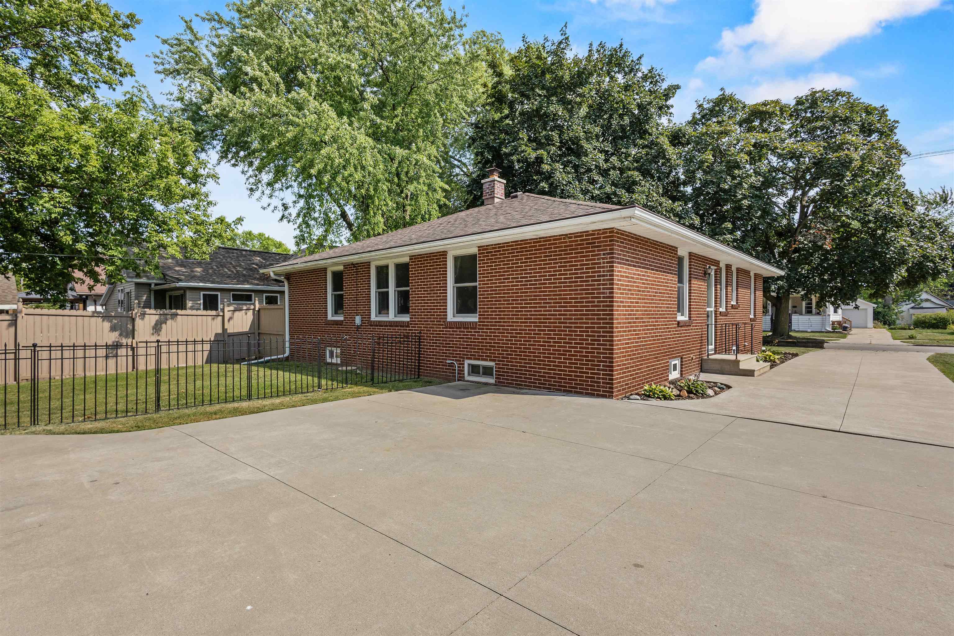 720 2nd St, Menasha, WI 54952