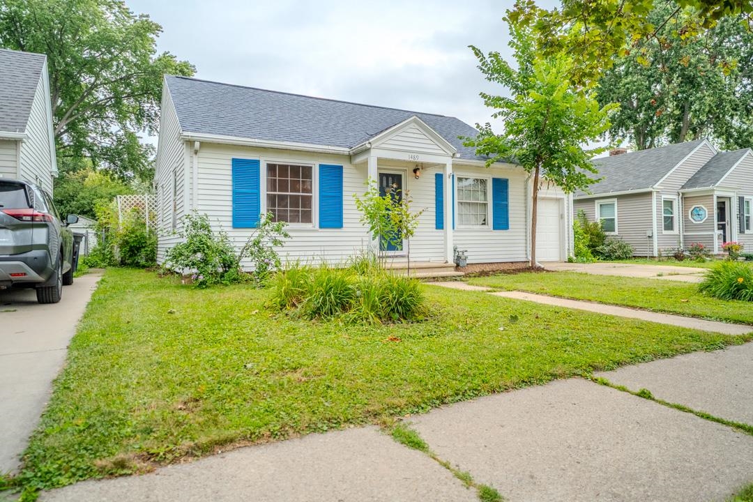 1489 Boyd St, Allouez, WI 54301