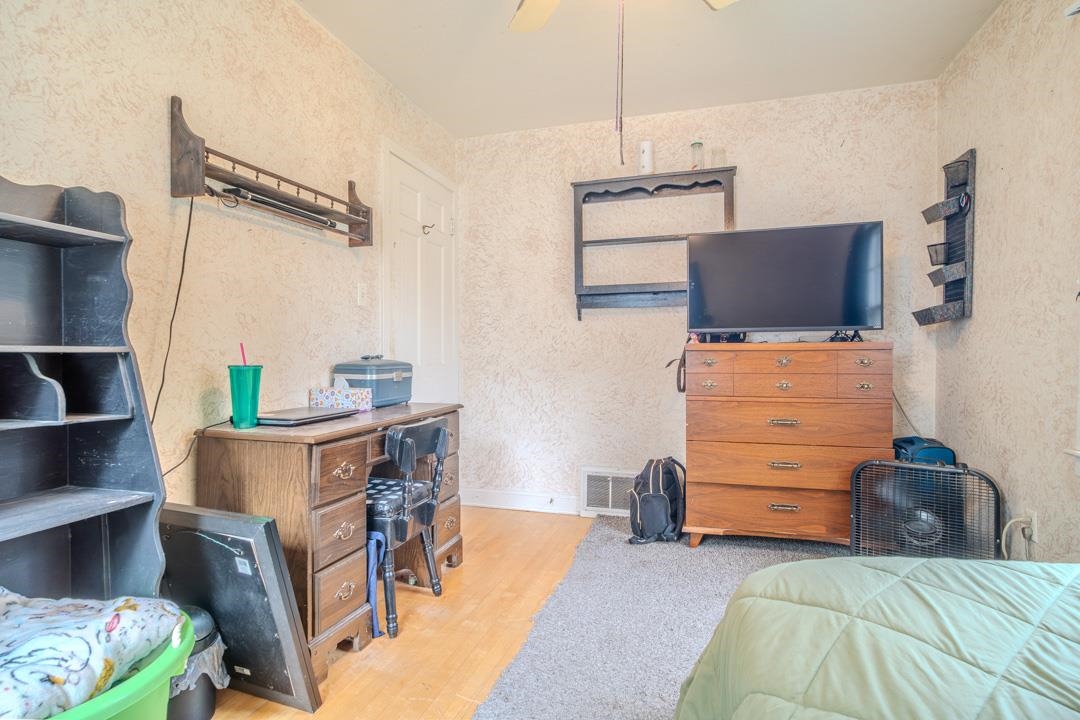 1489 Boyd St, Allouez, WI 54301