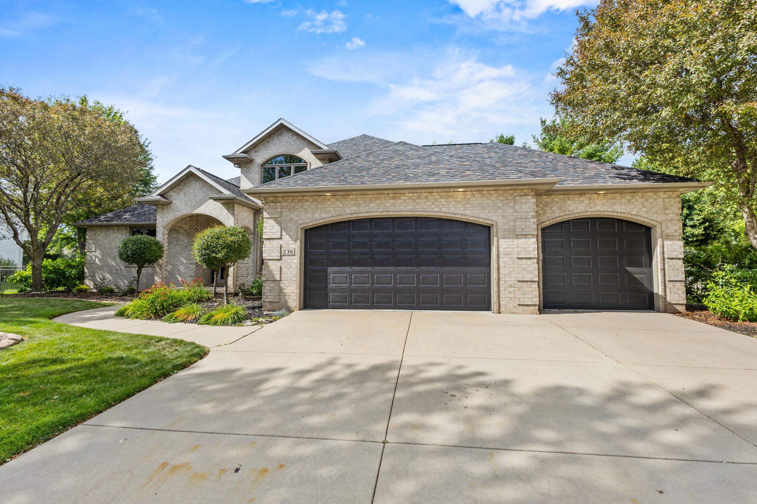 236 E Thornbrook Ln, Appleton, WI 54913