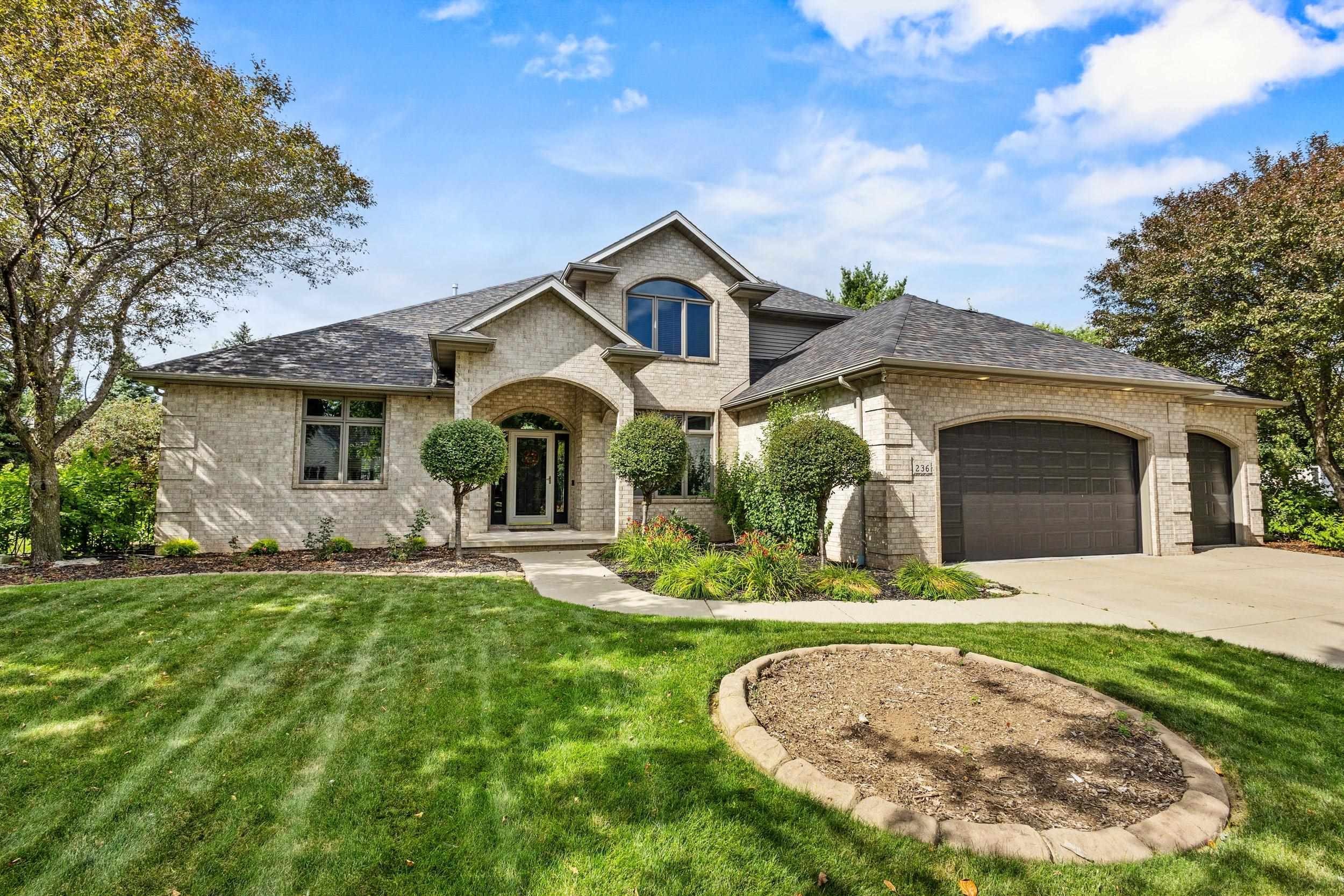 236 E Thornbrook Ln, Appleton, WI 54913