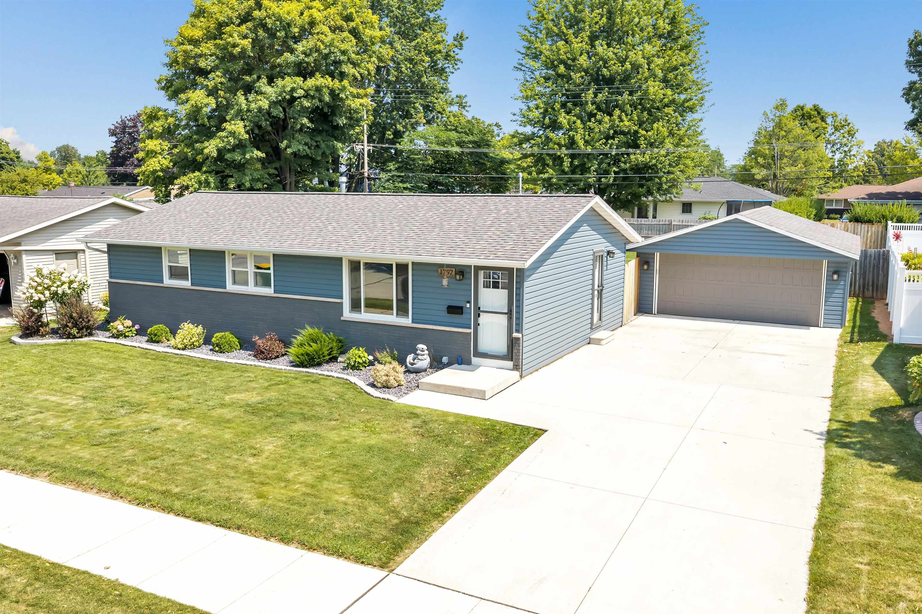1797 St Agnes Dr, Green Bay, WI 54304