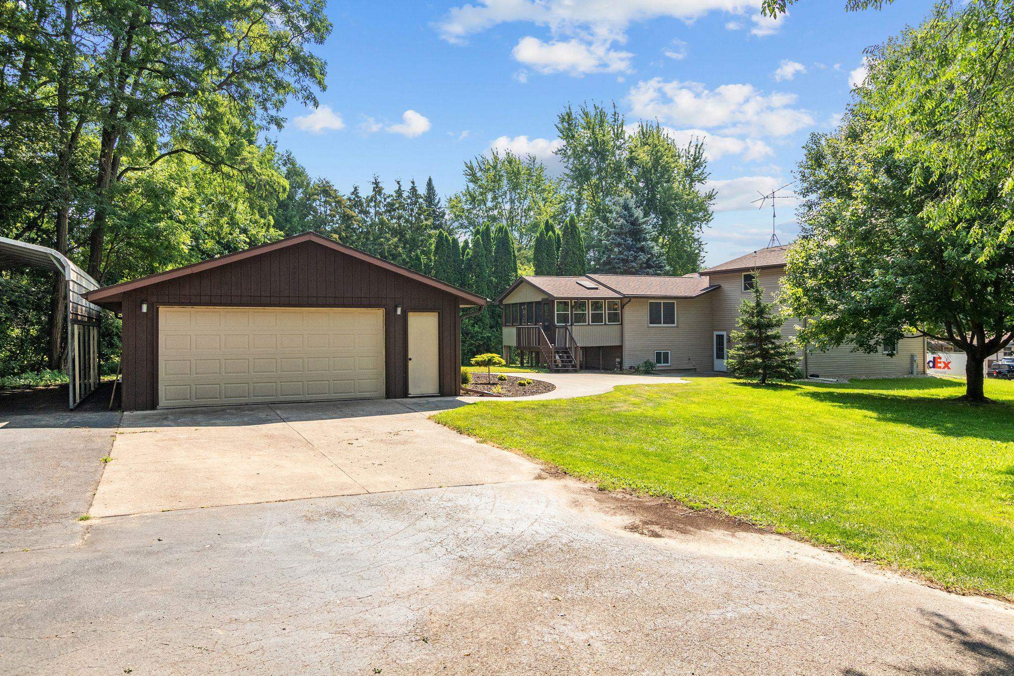 N3868 Mosquito Hill Rd, New London, WI 54961-9106