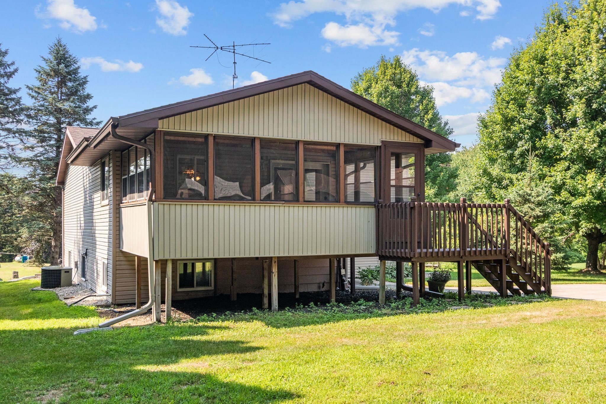 N3868 Mosquito Hill Rd, New London, WI 54961-9106