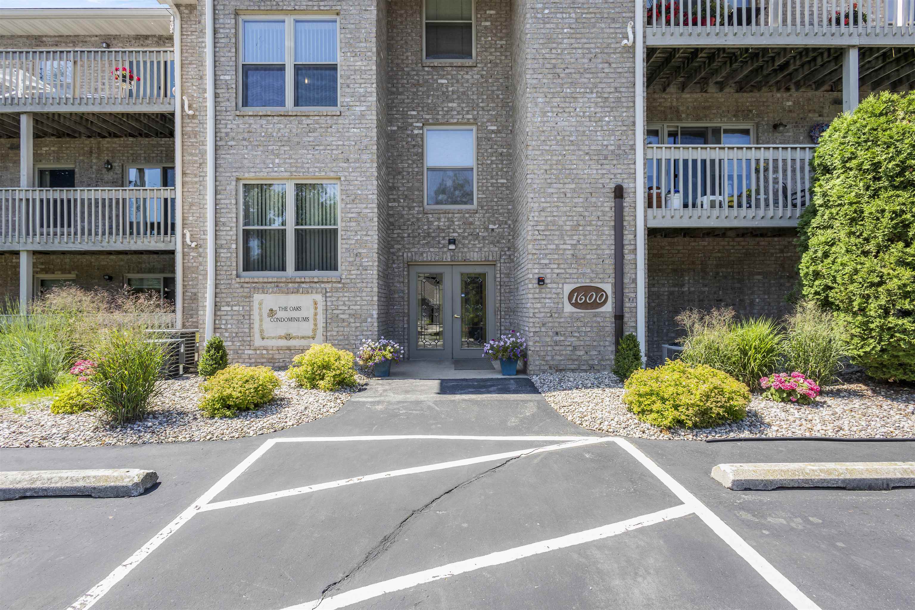 1600 Rustic Oaks Ct #11, Green Bay, WI 54301