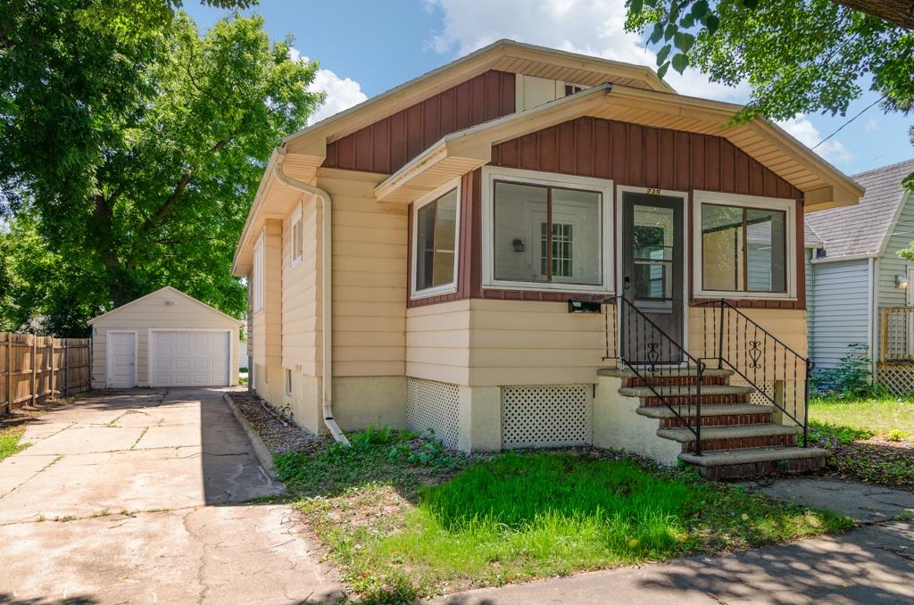 735 S Baird St, Green Bay, WI 54301