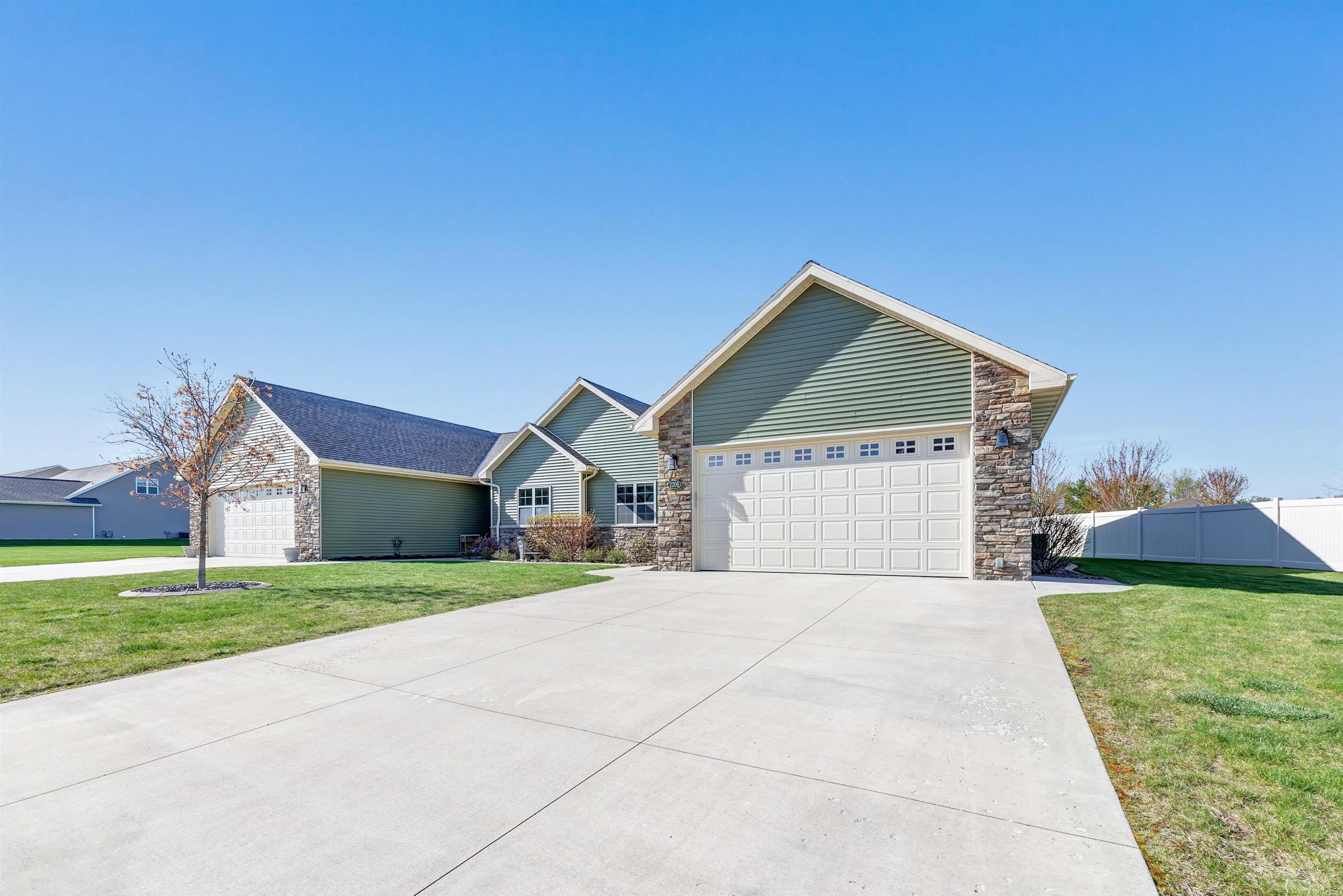 2206 Blue Stem Ln, De Pere, WI 54115