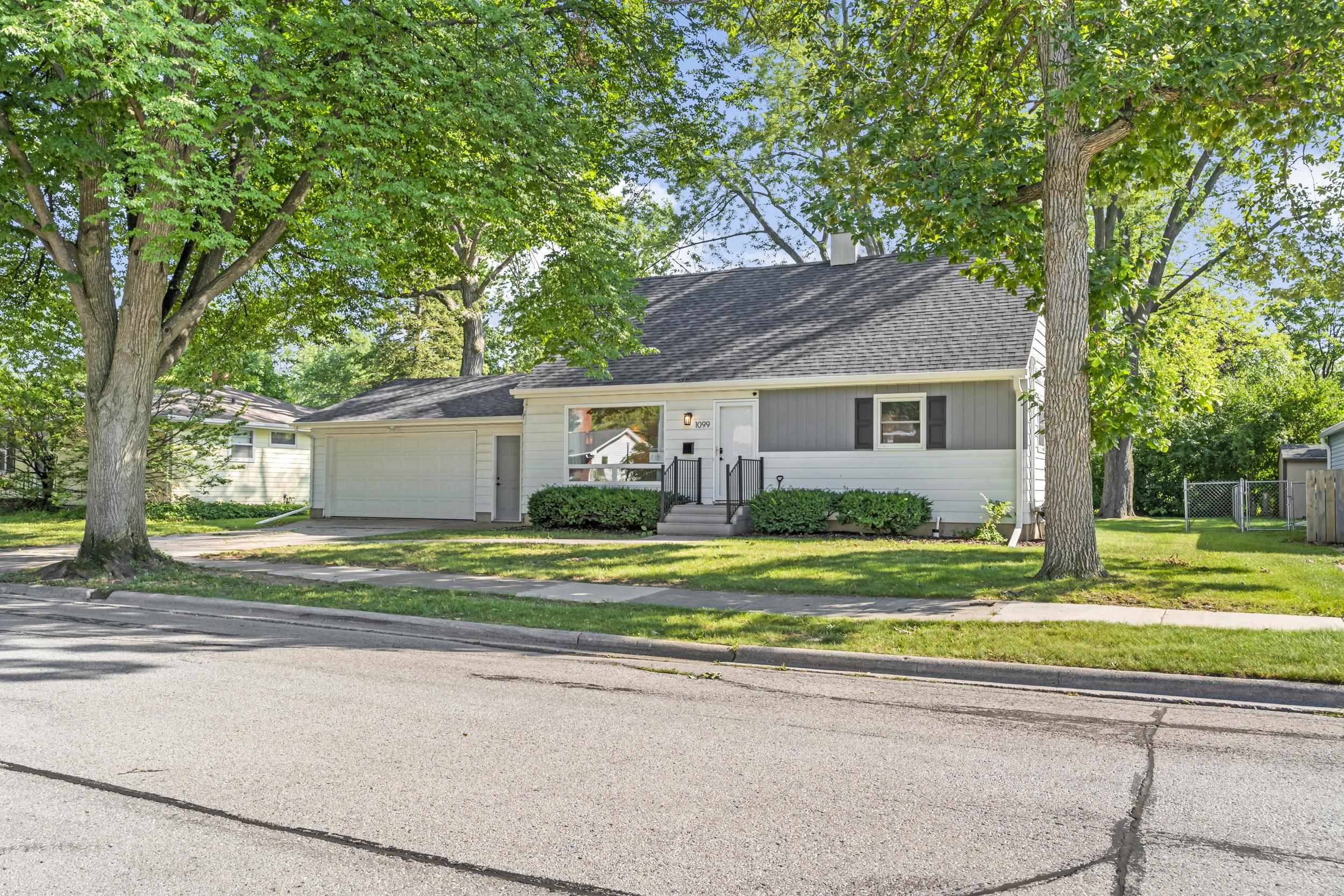 1099 Kenwood St, Green Bay, WI 54304