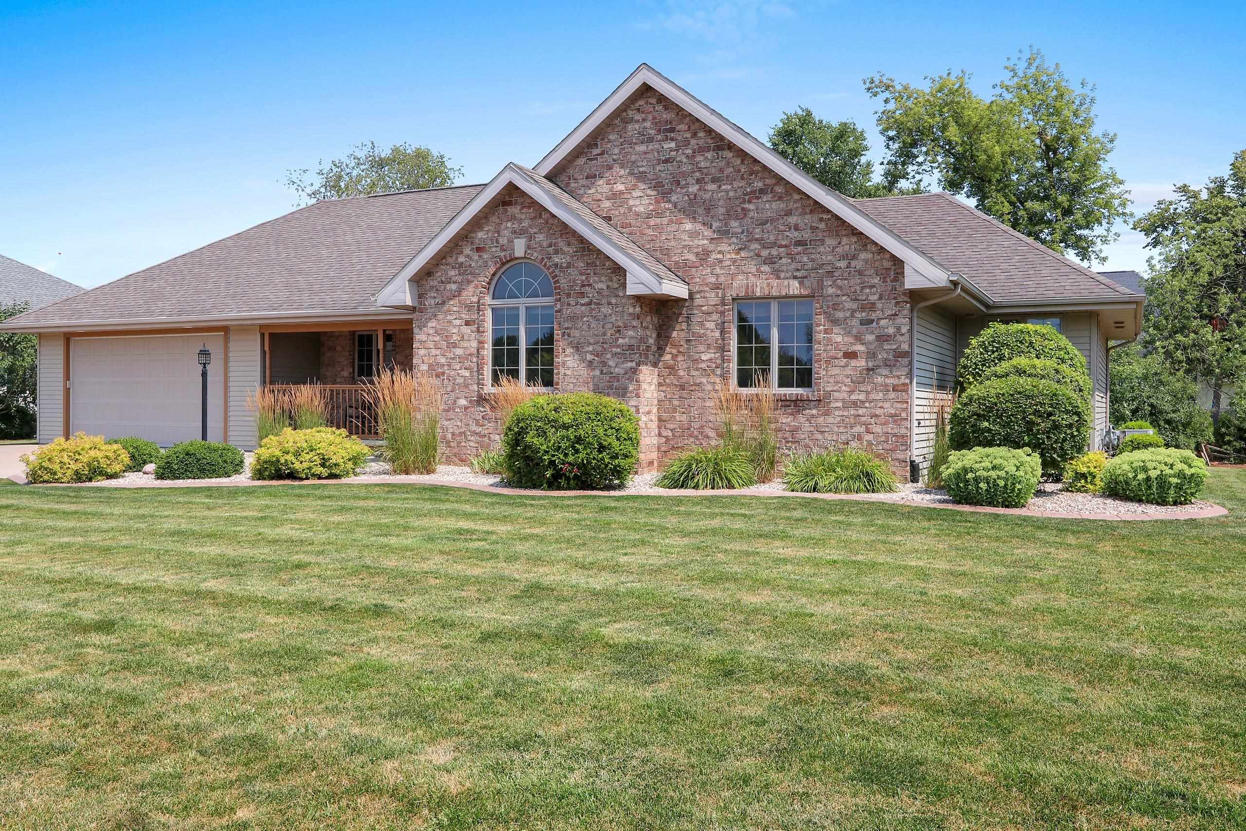 N9432 Logan Ln, Appleton, WI 54915
