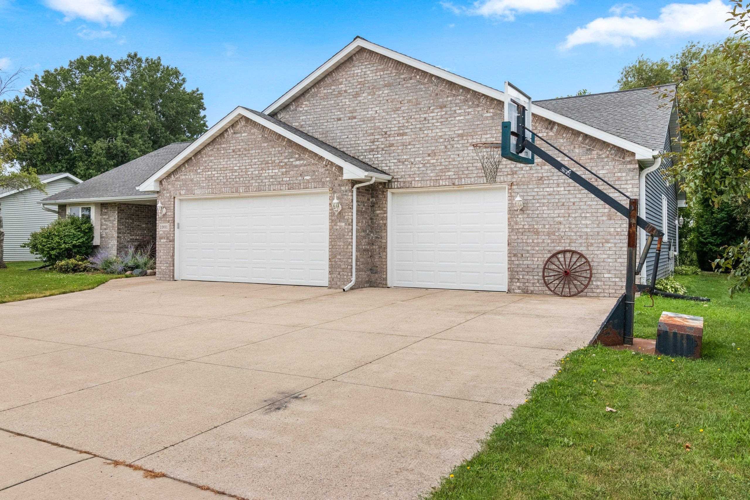 1901 Sherry Ln, Kaukauna, WI 54130