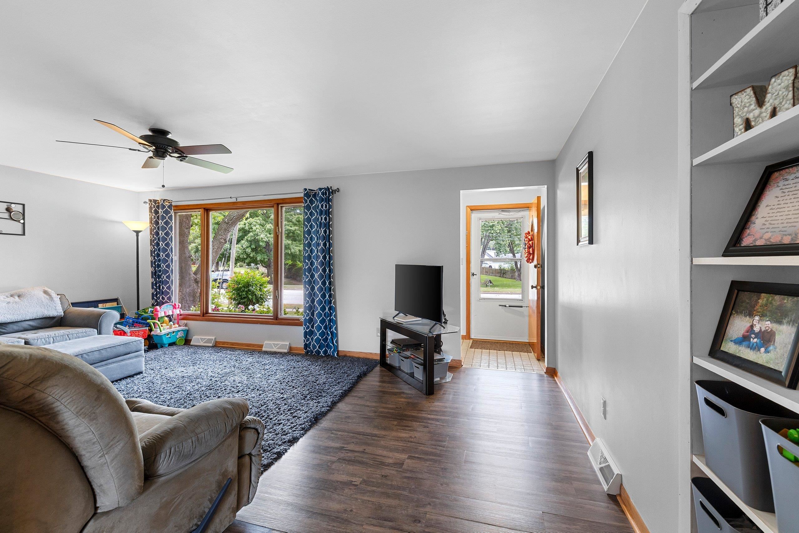 742 Westwood Dr, De Pere, WI 54115