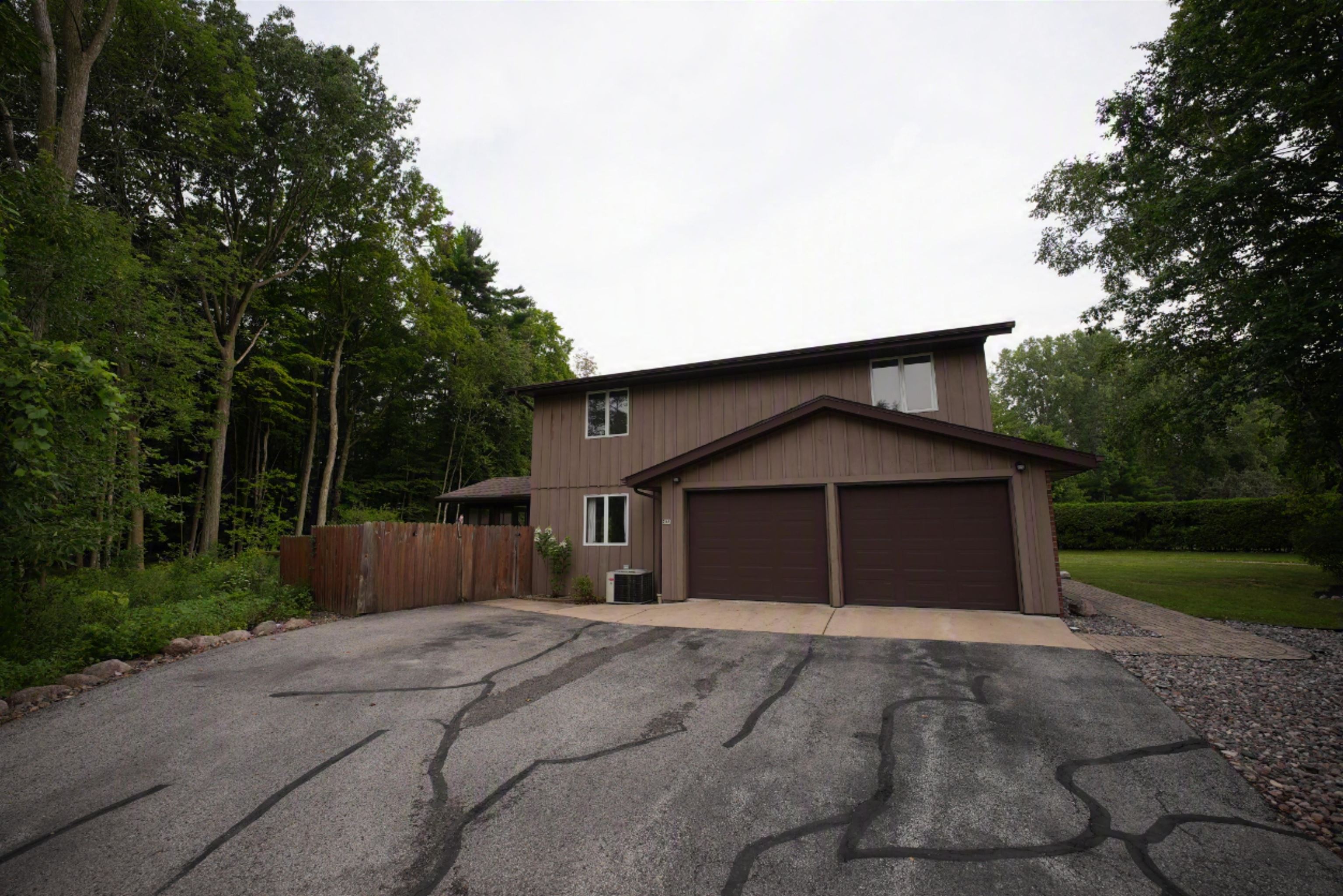 208 W Highland Dr, Oconto Falls, WI 54154-1013