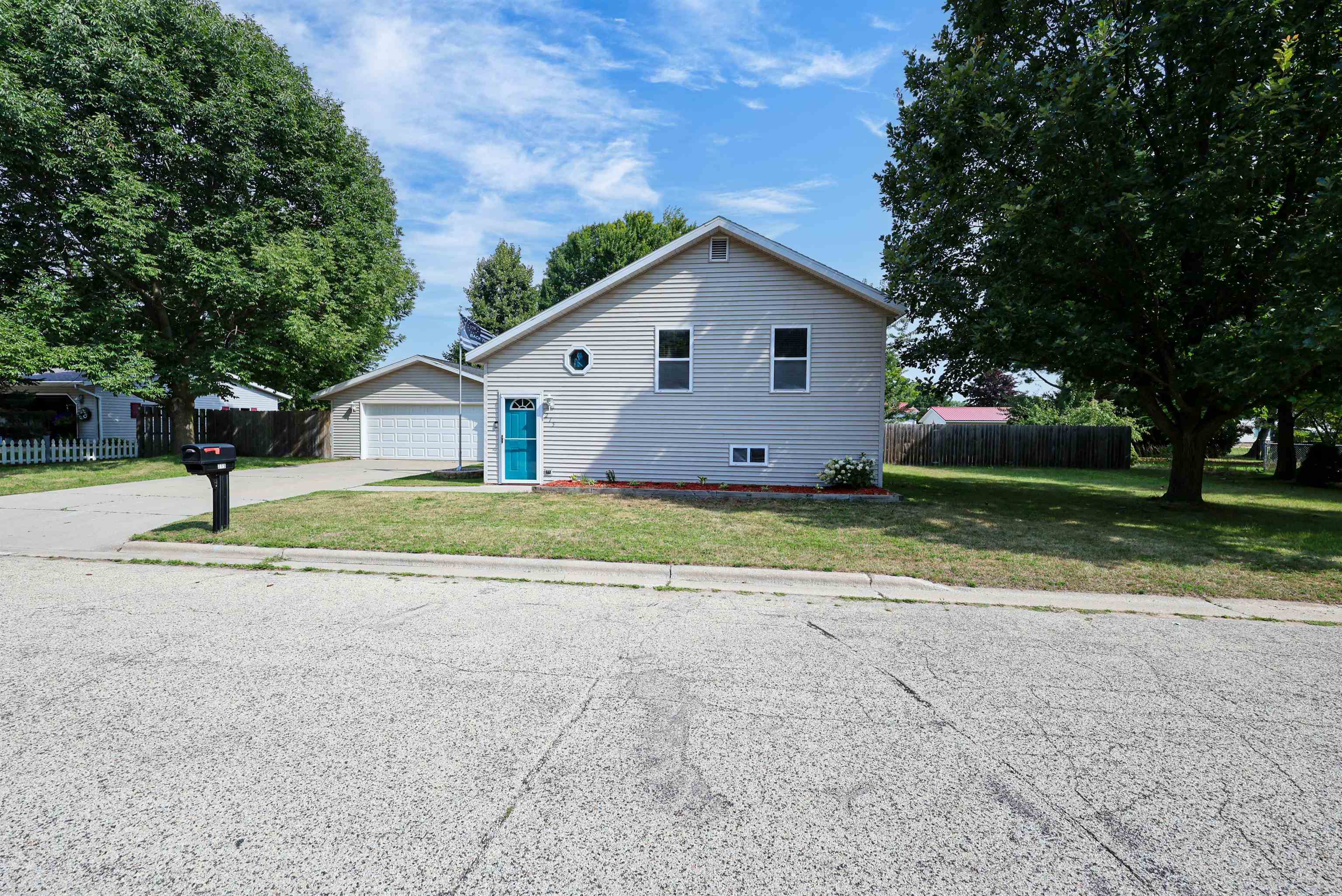215 7th St, Oconto, WI 54153